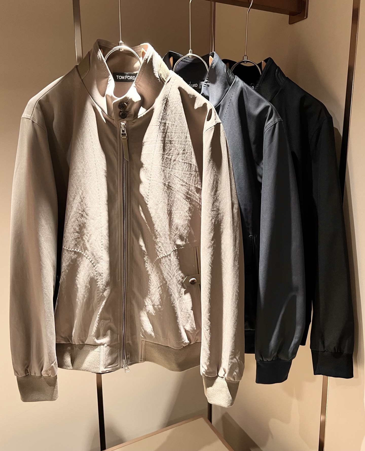 NO:528629,TOM FORD Tom Ford's new autumn and winter jacket with 2025 trading company channels, and it is released on the official website at the same time!  The series of couples are launched, the fabric is breathable and has a certain sense of self-weight, and customizes the original imported top-grade polyester fiber fabric!  It is breathable and comfortable to wear with close body, beautiful colors, eye-catching and fashionable. The unique patterns can definitely make you outstanding among the crowd!  The upper body effect is age-reducing and versatile. It can easily get daily casual outfits for both men and women!  Size M-3XL,,tom ford,jackets & coats,jackets & coats,alexander wang19860909TOM FORD汤姆福特2025秋冬新款夹克外套,贸易公司渠道稀出,同步官网发售！系列情侣上线,面料透气有一定的自重感,定制原版进口顶级聚酯纤维面料！贴身穿着透气亲肤舒适,色彩靓丽、吸睛时髦度爆棚,与众不同的图案绝对可以让你在人群中出彩万分！上身效果减龄又百搭,轻松Get起日常休闲穿搭,男女皆可轻松驾驭！尺码M-3XL,,tom ford,jackets & coats,jackets & coats,alexander wang,Men's clothing