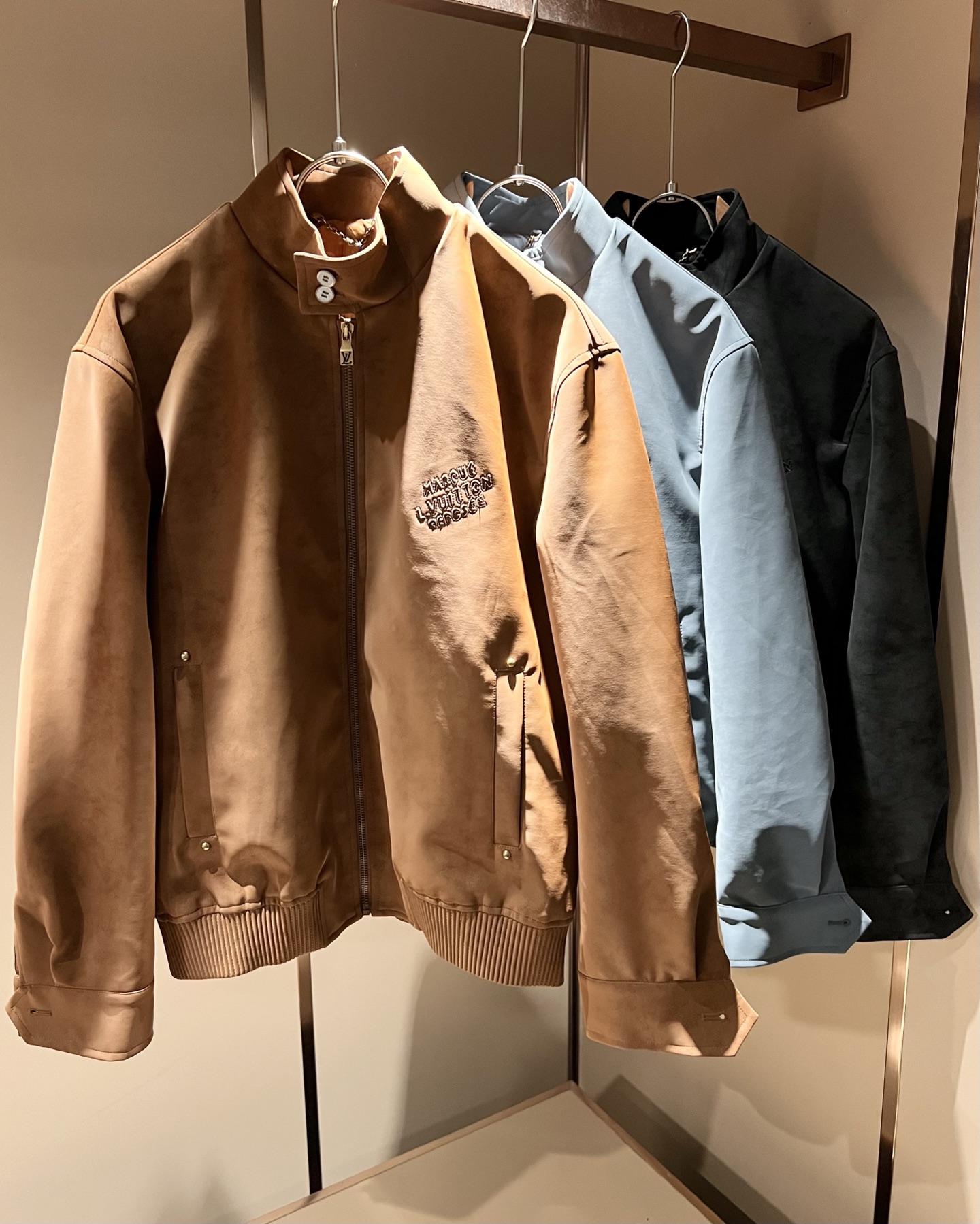 NO:526493,Louis Vuit*on Louis Vuit*on New light luxury men and women's same wash-water leather jacket for autumn and winter, the new high-end of the Louis family, the details and quality are always flawless, heavy industry wash-water design!  Creative design of letter logo pattern embroidery on chest!  If you haven't bought a few pieces of Louis this spring, you are not considered a fashion expert. Washing leather fabric!  The interpretation of Louis' iconic elements is something that everyone loves. It is super soft and tough, and has excellent breathability. It comes from world-class trade-level OEM channels, with extremely rare quantity and no help in selling out. It is clean and neat. This is the Louis family's unique skill and the latest craftsmanship this quarter. The degree of meticulousness has reached the top, and the loose three-dimensional tailoring design is a unique one. It is a fusion of luxury and fashion!  Size S-2XL, louis vuitton,louis vuitton,jackets & coats,jackets & coats,alexander wang19860909Louis Vuit*on 路易*登 秋冬新款轻奢男女同款洗水皮夹克外套,路易家族的新高端,细节品质永远的那么完美无瑕,重工洗水设计！胸前字母logo图案刺绣创意设计！今年春季节没有入手几件路易你算不上时尚达人.洗水皮面料！诠释路易的标志性元素,实属人见人爱的东西.超级柔软且具有韧性,透气感也是绝佳.来自世界级贸易级别的代工厂渠道,数量极其稀少售完无补.干净俐落.这是路易家族的看家绝活也是本季度的最新工艺.细致化程度已经达到顶端了,宽松立体剪裁的版型设计堪称一绝.属于奢华与时尚的融合！尺码S-2XL,,louis vuitton,louis vuitton,jackets & coats,jackets & coats,alexander wang,Men's clothing