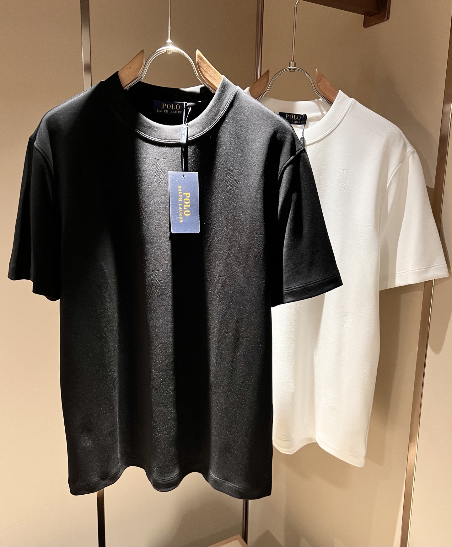 NO:526497,Paul POLOSPORT New short-sleeved T-shirt in autumn and winter, simple solid color and fashionable styles, many design celebrities have an inseparable sentiment for solid color. This is a tribute to tradition and a nostalgia for mood. In fact, most of the nostalgia of the design also determines the tone of the work. The work I want to talk about today is the new work brought by~ It can be said to be a business-friendly and casual style work. The panoramic simple iconic logo dark pattern design!  The exquisite workmanship is worth savoring, and it can be said to be an extremely accurate and simple style tone. A simple and casual tone is already very accurate. Imported pure cotton fabrics have soft and comfortable textures. The workmanship is impeccable. They are not monotonous and more high-end. What they originally exudes is a fashionable temperament, and the soft and comfortable fabrics, the dressing experience of the whole work has gone to a higher level~ The control of style and the stone hammer of the tone is very accurate!  !  The first choice for shopping is OK~~Exclusive to the entire network, size M-3XL, T-shirt,tees, t-shirt,alexander wang19860909保罗POLOSPORT 秋冬新款短袖T恤,简约纯色时尚款不乏有许多设计大咖们都对于纯色都有着难以割舍的情怀.这是一种对于传统的致敬,也是一种对于情调的怀旧~其实,设计的怀旧感很大部分也决定了作品的基调.今天要说的这件作品,就是由带来的新作~~可以说是一件可商务可休闲的风格作品.全景简单标志性logo暗纹设计！精致的做工值得细品,可以说是一次极为准确的简洁风定调.一种简洁&休闲的基调已经十分准确了.进口纯棉面料,质地柔软舒适.做工无可挑剔.不单调的同时更显高端.本来散发的就是一种时尚的气质,再加上其柔软舒适的面料,整件作品的穿搭体验,更上一层楼~对于风格的把控以及基调的石锤,更是非常只准确！！剁手首选好吧~~全网独家,尺码M-3XL,,T-shirt,tees，t-shirt,alexander wang,Men's clothing