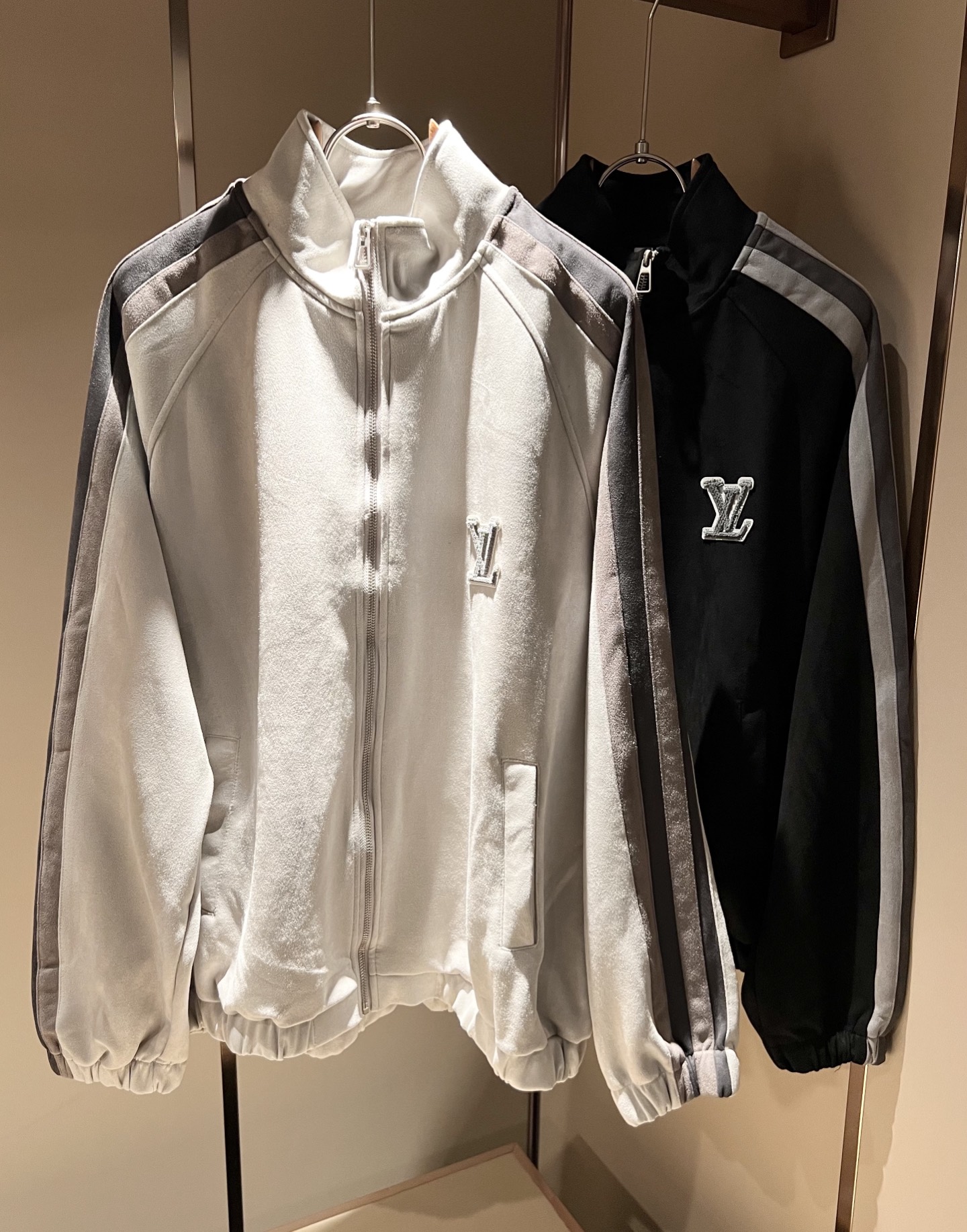 NO:526488,LouisVuitt*Louis*Deng's latest autumn and winter jacket, three-dimensional logo pattern embroidery design!  !  Trading company channels are even very scarce and difficult to encounter, a high-end luxury product that is hard to find!  This jacket is made of customized high-density nylon material, and the fabric is excellent in color and performance!  While modifying the neck lines, it brings a sense of ability and simplicity!  The loose style covers the flesh and makes you look slim, and it changes the brand's traditional business sense and adds a trendy atmosphere. V's masterpieces in autumn and winter, hurry up and buy them!  Size M-2XL, louis vuitton,louis vuitton,jackets & coats,jackets & coats,alexander wang19860909LouisVuitt*路易*登 秋冬新品最新款夹克外套,立体logo图案刺绣设计！！贸易公司渠道,甚至到非常稀缺很难遇到,一件难求的高奢臻品！本款夹克选用客供定制高密度尼龙材质打造,面料无论是配色或是性能都相当出色！修饰颈部线条的同时有带来了一件干练和率性感！宽松的版型,上身遮肉显瘦,且一改品牌传统的商务感,增添了一份潮流气息,V家秋冬季的杰作,抓紧抢购哦！尺码M-2XL,,louis vuitton,louis vuitton,jackets & coats,jackets & coats,alexander wang,Men's clothing