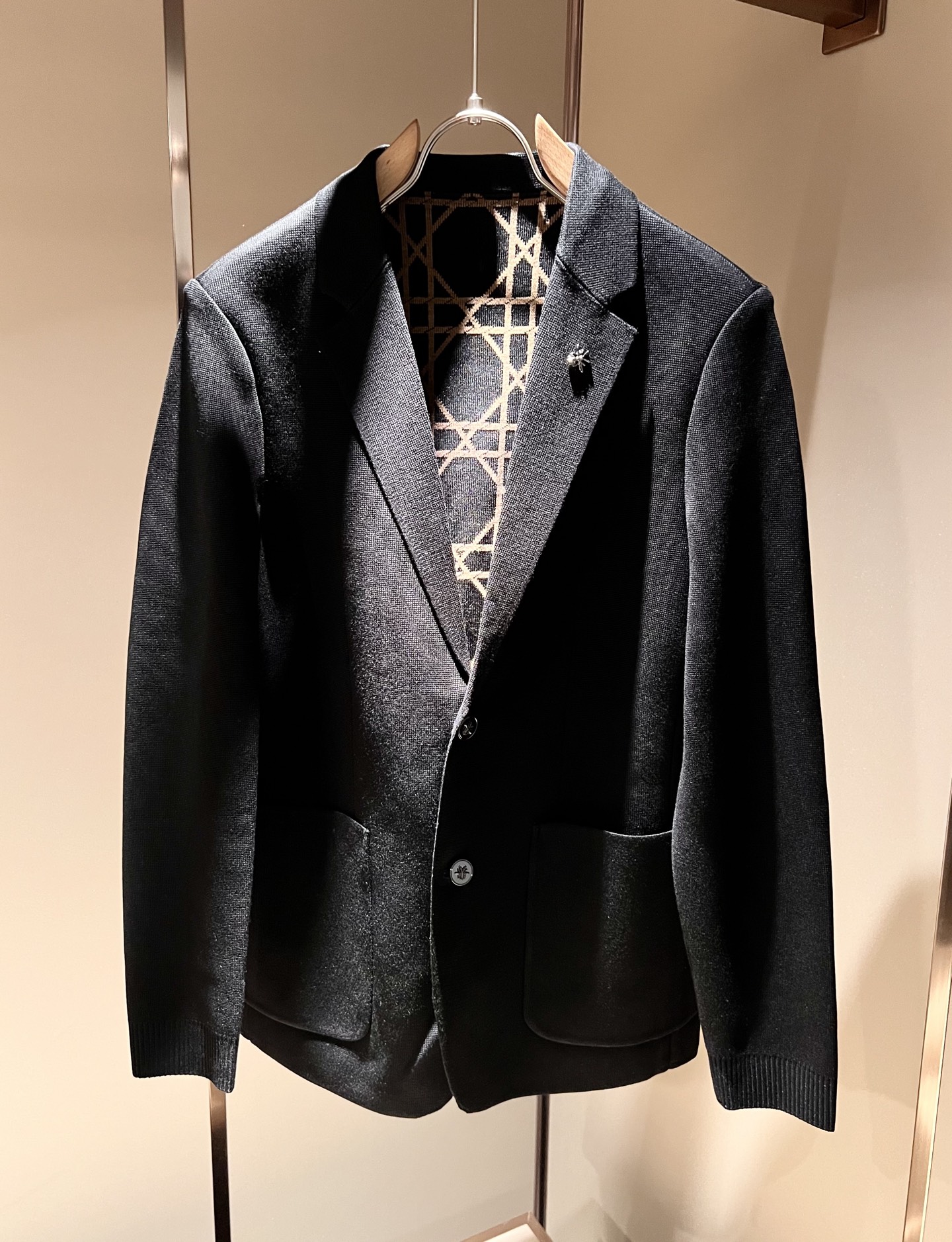 NO:527665,Dio*r Dio autumn and winter knitted men's casual suit jacket, the latest fashion trend singles, trading company channels are rare, and it is released on the official website at the same time. The most anticipated high-quality products of men's gods are coming, with hardware logo patterns for clothing!  Full of brand style!  The surface is neat and smooth and shiny, and the texture is obvious through the screen. The most enjoyable dressing experience you enjoy! It perfectly enhances the overall luxury and class, and can get a high-end luxury atmosphere at a glance! The regular suit cut, the upper body is versatile and simple, and it is easy to deal with various occasions and environments. It is undoubtedly a must-have item for daily commuting! Size M-4XL,,dior, jackets & coats, jackets & coats, business suit, alexander wang19860909Dio*r迪*奥秋冬针织男士休闲西装夹克外套,最新时尚潮流单西,贸易公司渠道稀出,同步官网发售,男神最为期待的精品狠货重磅来袭,衣身五金logo图案修饰！满满的品牌风格！表面整洁光滑且富有光泽,质感透过屏幕都显而易 见,你最为享受的穿着体验! 完美提升了整体的奢华档次感,一眼就能Get到的高端奢华气息!常规的西装版型裁剪,上身百搭简约不挑人,轻松应对各种场合与环境,属于日常通勤必备的臻品无疑!尺码M-4XL,,dior,jackets & coats,jackets & coats,business suit,alexander wang,Men's clothing