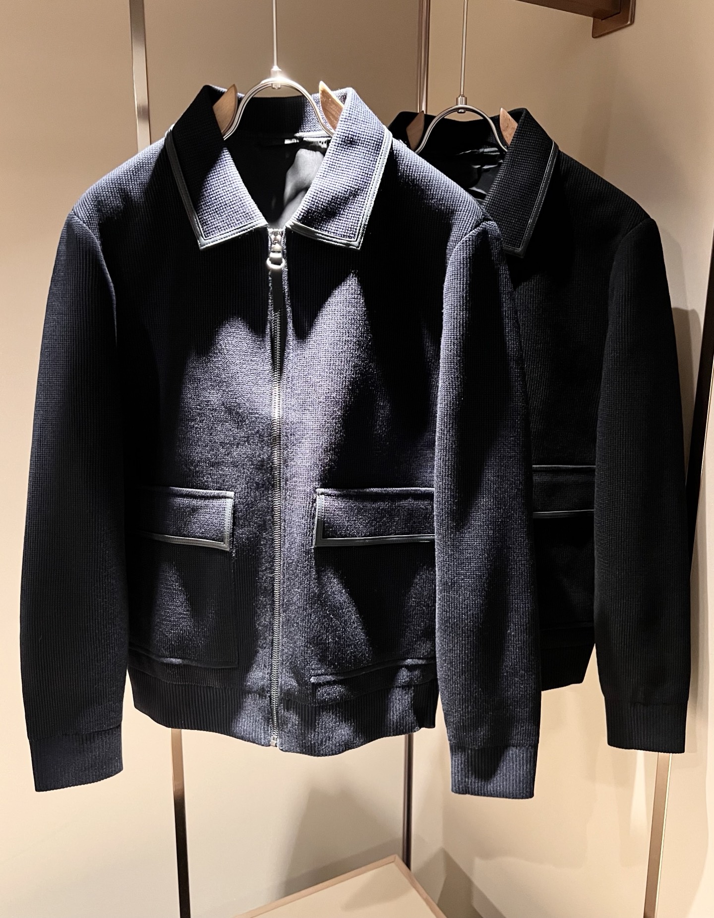 NO:526486,TOM FORD Tom Ford's new knitted jacket with autumn and winter, trading company channels are available and will be sold on the official website at the same time!  The series of couples are online, the fabric is breathable and has a certain sense of self-weight, and customizes the original imported top-grade knitted fabric!  It is breathable and comfortable to wear with close body, beautiful colors, eye-catching and fashionable. The unique patterns can definitely make you outstanding among the crowd!  The upper body effect is age-reducing and versatile. It can easily get daily casual outfits for both men and women!  Size M-4XL,,tom ford,jackets & coats,jackets & coats,alexander wang19860909TOM FORD汤姆福特秋冬新款针织夹克外套,贸易公司渠道稀出,同步官网发售！系列情侣上线,面料透气有一定的自重感,定制原版进口顶级针织面料！贴身穿着透气亲肤舒适,色彩靓丽、吸睛时髦度爆棚,与众不同的图案绝对可以让你在人群中出彩万分！上身效果减龄又百搭,轻松Get起日常休闲穿搭,男女皆可轻松驾驭！尺码M-4XL,,tom ford,jackets & coats,jackets & coats,alexander wang,Men's clothing