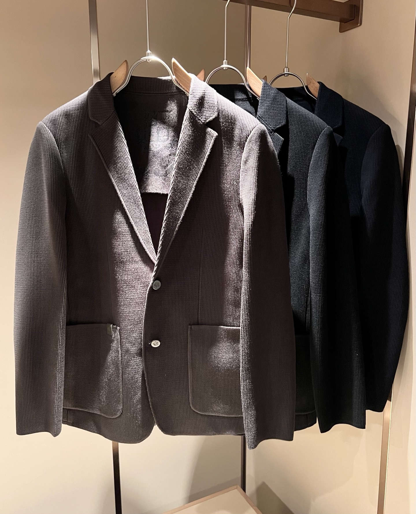 NO:526487,Loro Piana Nouyou Pianya autumn and winter men's knitted suit jacket, the latest trade orders and all the quality!  !  Internet celebrity style!  The upper body is comfortable and breathable, not stiff, and the overall three-dimensional feeling is rich. Quality export orders, customized exclusive fabrics, Tianshi cotton tailoring, meet the simple needs of commuters for dressing. The upper body is very effective, slim and not picky about the figure. The fabric workmanship... Improper, good craftsmanship can make you look good and tasteful, a must-have item for everyone!  Size M-4XL, loro piana, jackets & coats, business suit, alexander wang19860909Loro Piana诺悠翩雅 秋冬男士针织西装外套,最新的贸易订单全品相！！网红款！上身舒适透气,不僵硬,整体有着丰富的立体感,品质出口订单,定制专属面料天丝棉剪裁,满足通勤人们对于着装的简约需求,上身效果很好,显瘦,不挑剔身材.面料做工....无可挑剔,好工艺好面料才能穿出好品味一款,人手必备单品！尺码M-4XL,,loro piana,jackets & coats,business suit,alexander wang,Men's clothing