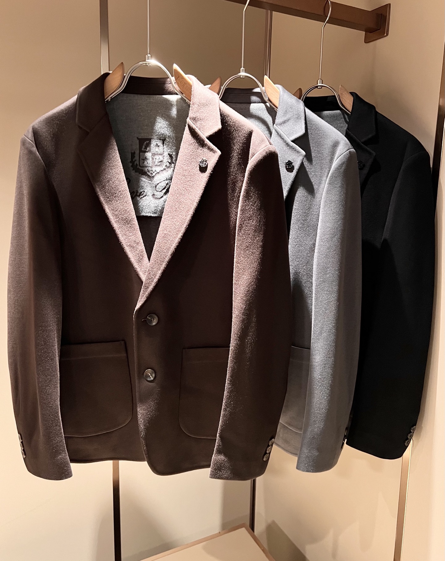 NO:526495,Loro Piana Nouyou Pianya autumn and winter men's blazer, the latest trade orders and all the quality!  !  Internet celebrity style!  The upper body is comfortable and breathable, not stiff, and the overall three-dimensional feeling is rich. Quality export orders, customized exclusive pure cotton fabric tailoring to meet the simple needs of commuters for dressing. The upper body is very effective, slim and not picky about the figure. The fabric workmanship... Improper, only good craftsmanship can make you feel good and tasteful. A must-have item for everyone!  Size M-4XL, loro piana, jackets & coats, business suit, alexander wang19860909Loro Piana诺悠翩雅 秋冬男士西装外套,最新的贸易订单全品相！！网红款！上身舒适透气,不僵硬,整体有着丰富的立体感,品质出口订单,定制专属纯棉面料剪裁,满足通勤人们对于着装的简约需求,上身效果很好,显瘦,不挑剔身材.面料做工....无可挑剔,好工艺好面料才能穿出好品味一款,人手必备单品！尺码M-4XL,,loro piana,jackets & coats,business suit,alexander wang,Men's clothing