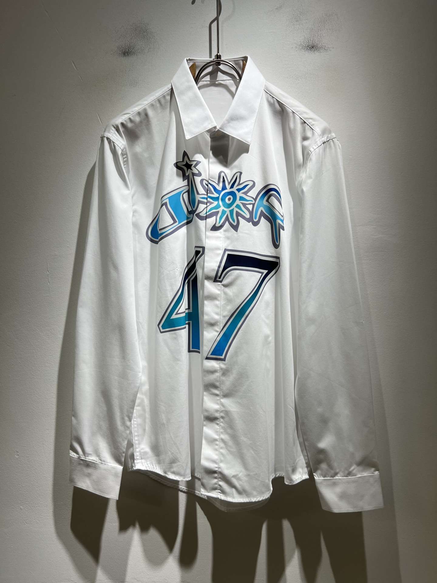 NO:526506,Dior's new men's and lesbian shirts in autumn and winter, the latest design elements of the brand!  Neither monotonous nor complicated, it shows taste just right!  Custom imported poplin cotton fabrics are provided for customers!  The unique high-end three-dimensional feeling of the fabric presents a simple and elegant temperament!  Logo print decoration for clothes!  Full of fashionable logo elements design!  Full three-dimensional! Standard cutting design!  Every detail is a synchronized with high-end fashion. Size: 38-43,,dior,dior,alexander wang19860909Dior 迪奥秋冬新款男女同款衬衣,品牌最新设计元素！既不单调也不复杂,恰到好处的展现品味！客供定制进口府绸棉面料！面料独具的高奢立体感呈现简约优雅气质！衣身logo印花修饰！满满的时尚logo元素设计！饱满立体!标准裁剪设计！每一处细节都是与高端时尚同步的体现. 尺码:38-43,,dior,dior,alexander wang,Men's clothing