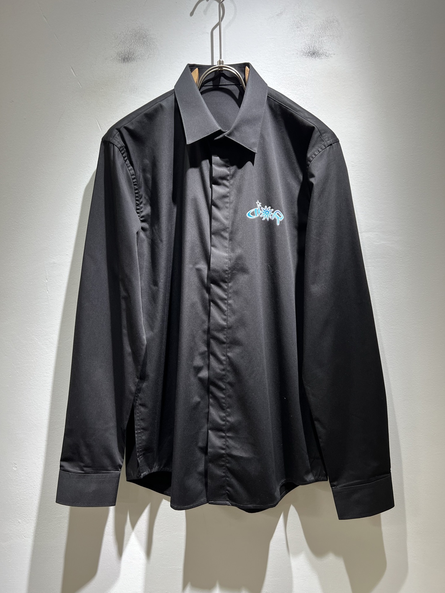 NO:526498,Dior's new men's and lesbian shirts in autumn and winter, the latest design elements of the brand!  Neither monotonous nor complicated, it shows taste just right!  Custom imported poplin cotton fabrics are provided for customers!  The unique high-end three-dimensional feeling of the fabric presents a simple and elegant temperament!  Logo print decoration for clothes!  Full of fashionable logo elements design!  Full three-dimensional! Standard cutting design!  Every detail is a synchronized with high-end fashion. Size: 38-43,,dior,dior,alexander wang19860909Dior 迪奥秋冬新款男女同款衬衣,品牌最新设计元素！既不单调也不复杂,恰到好处的展现品味！客供定制进口府绸棉面料！面料独具的高奢立体感呈现简约优雅气质！衣身logo印花修饰！满满的时尚logo元素设计！饱满立体!标准裁剪设计！每一处细节都是与高端时尚同步的体现. 尺码:38-43,,dior,dior,alexander wang,Men's clothing