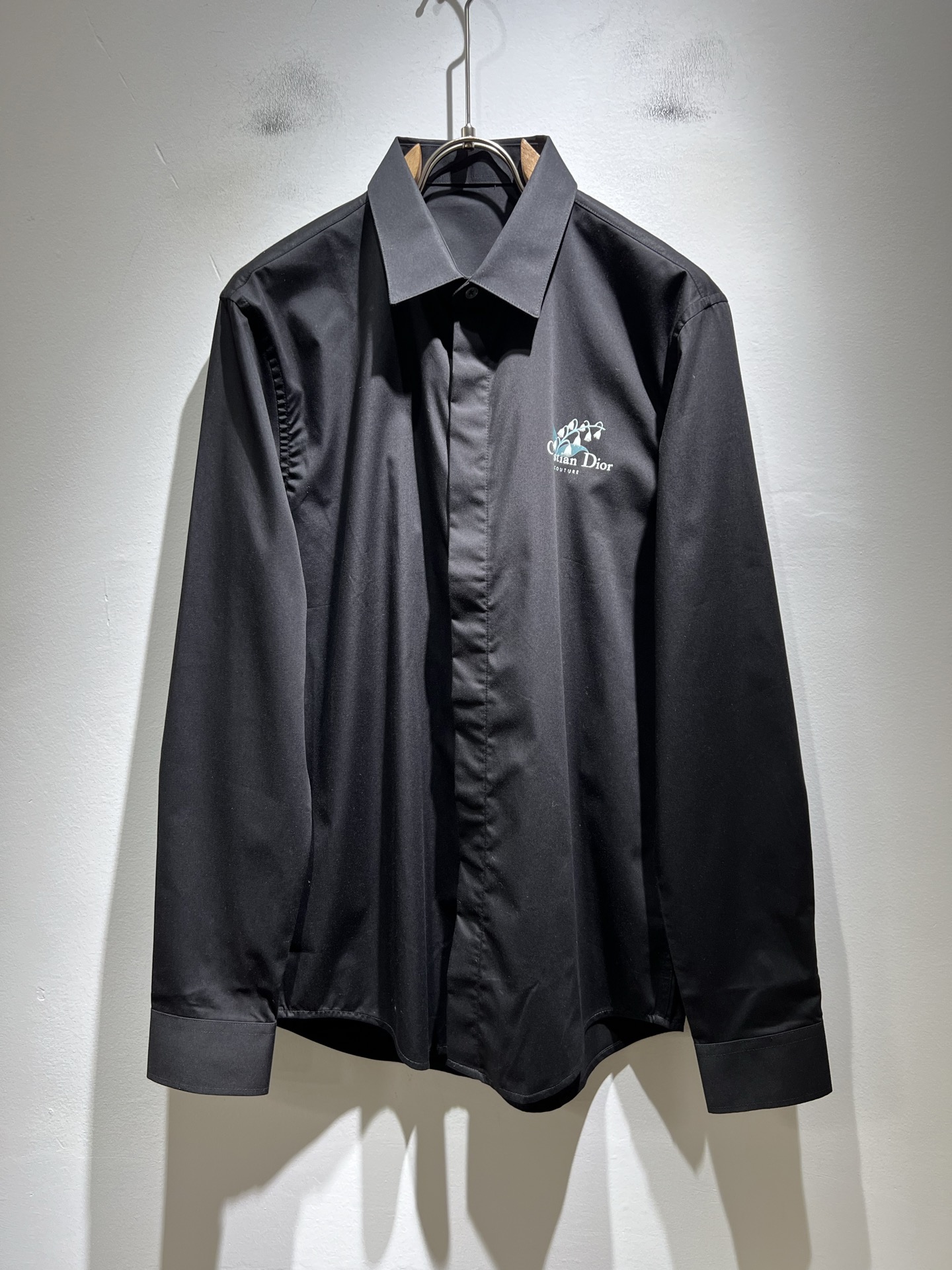 NO:526492,Dior's new men's and lesbian shirts in autumn and winter, the latest design elements of the brand!  Neither monotonous nor complicated, it shows taste just right!  Custom imported poplin cotton fabrics are provided for customers!  The unique high-end three-dimensional feeling of the fabric presents a simple and elegant temperament!  Logo print decoration for clothes!  Full of fashionable logo elements design!  Full three-dimensional! Standard cutting design!  Every detail is a synchronized with high-end fashion. Size: 38-43,,dior,dior,alexander wang19860909Dior 迪奥秋冬新款男女同款衬衣,品牌最新设计元素！既不单调也不复杂,恰到好处的展现品味！客供定制进口府绸棉面料！面料独具的高奢立体感呈现简约优雅气质！衣身logo印花修饰！满满的时尚logo元素设计！饱满立体!标准裁剪设计！每一处细节都是与高端时尚同步的体现. 尺码:38-43,,dior,dior,alexander wang,Men's clothing