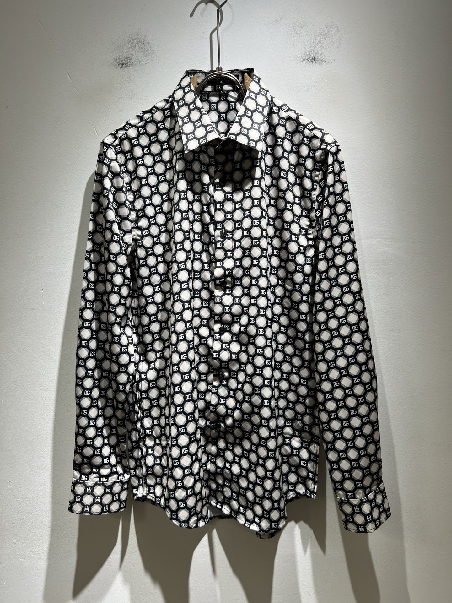 NO:530744,Dolce&Gabba*a 2025 autumn and winter new men's and women's shirts are available at the same time in the counter!  Customized exclusive poplin cotton fabric, gradient color design for the body!  Logo logo pattern printing craft design!  Simple and generous, calm and versatile, extremely high-end, perfectly integrated with fashion and style, a top fashionable style that perfectly suits the outside wear!  The overall feeling is natural!  The ultimate classic versatile short-sleeved T-shirt, the ultimate heavy industry and the ultimate perfection!  Fans who pursue high quality are please buy them by themselves, and all fans who know the goods are invited to appreciate this model together!  !  Size 38-42 equivalent (S-2XL), Dolce & Gabbana, Dolce & Gabbana, T-shirt, tees, t-shirt, alexander wang19860909Dolce&Gabba*a 杜嘉*纳2025秋冬新款男女同款衬衣,专柜同步发售！定制专属府绸棉面料,衣身渐变色设计！标志logo图案印花工艺设计！简约大方,从容百搭,档次极高,完美融入时尚还有风情感一款完美符合外穿的顶尖时髦气质款！整体给人浑然天成的感觉！极致经典的百搭型短袖T恤,极致的重工极致的完美！追求高品质的粉丝们请自行抢购,诚邀所有识货的粉丝一同鉴赏此款！！尺码38-42相当（S-2XL）,,Dolce&Gabbana,Dolce&Gabbana,T-shirt,tees，t-shirt,alexander wang,Men's clothing