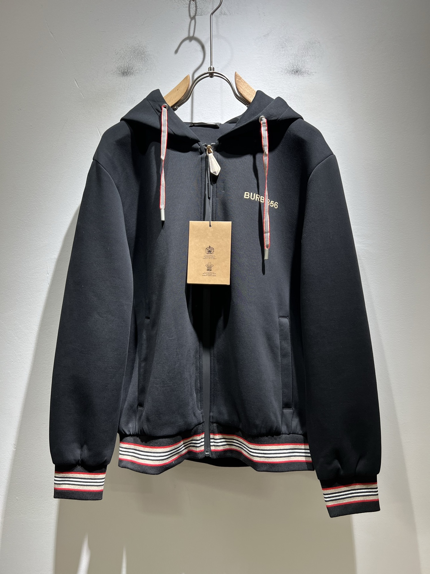 NO:526490,BURBER*Y Ba*li, the new autumn and winter style of men and women, basic casual and versatile cotton hooded sweatshirt, the same style of men and women!  Trading companies have sparse channels and are released on the official website at the same time!  Embroidery design for body logo sleeves!  It has a refreshing and clean feeling!  This T-shirt is made of imported pure cotton. The materials used by B are still unscrupulous. It has a thin, soft and delicate feel, skin-friendly and breathable, giving you the most ultimate and comfortable wearing experience!  Perfectly blended with the fabric, without glue texture!  Basic regular style cutting, perfect for daily casual wear, so hurry up and buy it!  Size M-3XL, Burberry, hoodie, sweatshirts, tees, t-shirt, hats, alexander wang19860909BURBER*Y巴*莉 秋冬新款男女同款基础休闲百搭棉质连帽卫衣,男女同款卫衣！贸易公司渠道稀出,同步官网发售！衣身logo袖子刺绣设计！带有一种清爽又干净的感觉！此款T恤衫甄选客供进口纯棉材质制作而成,B家的用料上依然是无法挑剔的,轻薄柔软细腻的手感,亲肤透气、给你最极致舒爽的穿着体验！与面料完美融合为一体,没有胶质感！基础常规的版型裁剪,日常休闲着穿的完美之选,还不赶紧入手！尺码M-3XL,,burberry,hoodie,sweatshirts,tees，t-shirt,hats,alexander wang,Men's clothing