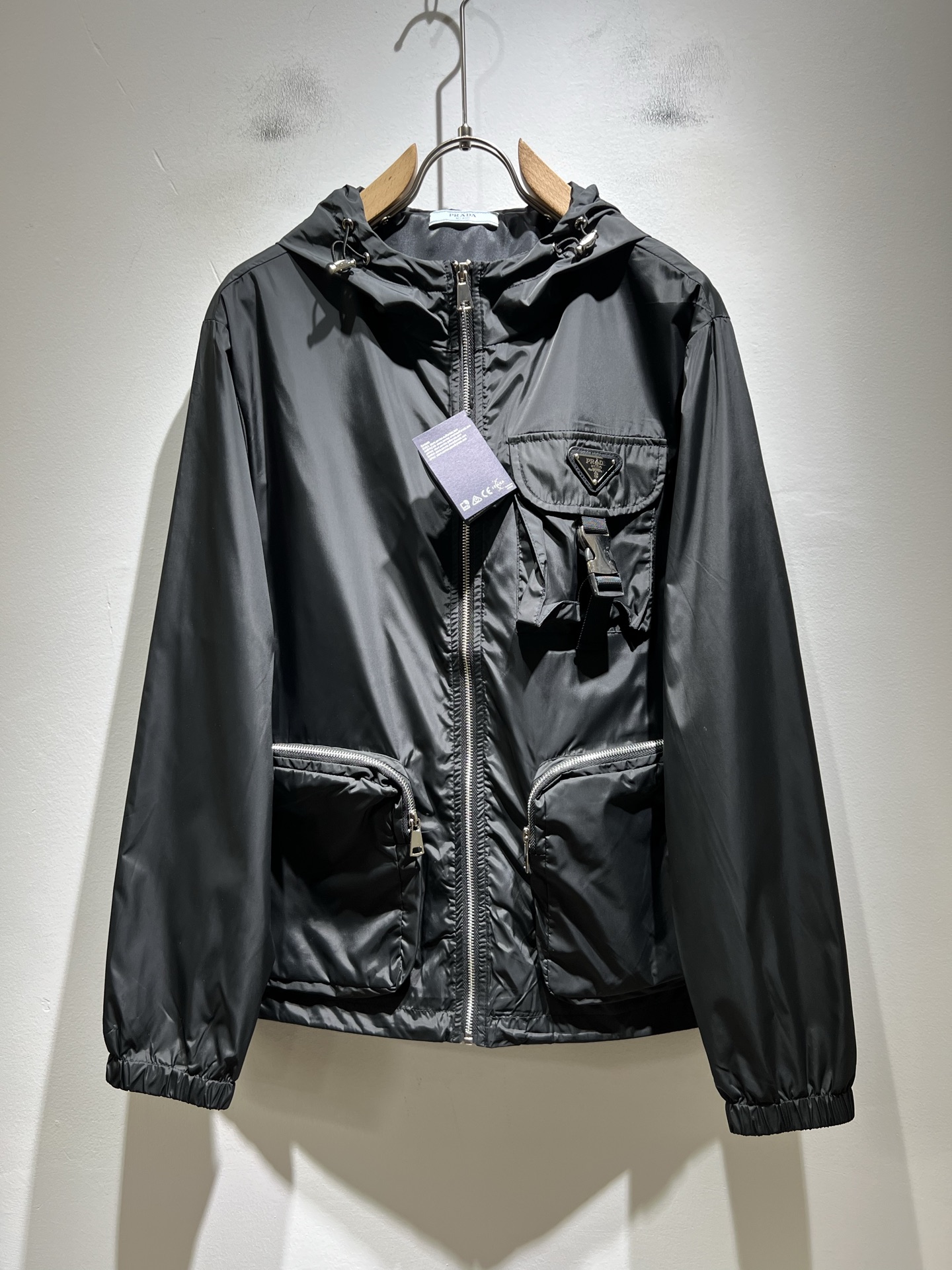 NO:527691,PRAD*A PLA Autumn and Winter Casual Jacket, the latest fashionable casual zipper jacket, fashionable jacket! Trading company channels are rare and it is released on the official website. The most anticipated high-quality products of the male god are coming, making you feel what it means to be truly high and luxurious! This jacket is made of light and thin technical fabrics specially customized by P home. The surface is neat and smooth and shiny. The texture is obvious through the screen. The upper body is comfortable, light and not stuffy, giving you the most enjoyable wearing experience!  Exquisite logo pattern hardware design!  Perfectly enhance the overall sense of luxury and class, and you can get a high-end luxury atmosphere at a glance! Basic regular jacket style cut, versatile and simple upper body, not picky, easy to deal with various occasions and environments, is undoubtedly a must-have item for daily commuting! Size M~3XL, prada, jackets & coats, jackets & coats, alexander wang19860909PRAD*A普*达秋冬休闲夹克外套,最新时尚休闲拉链夹克,时尚夹克外套!贸易公司渠道稀出,同步官网发售,男神最为期待的精品狠货重磅来袭,让你感受到什么叫真正的高奢有内涵!此款夹克外套选用了P家专业定制的轻薄科技面料制成,表面整洁光滑且富有光泽,质感透过屏幕都显而易 见,上身舒适轻盈不闷热, 给你最为享受的穿着体验！精致logo图案五金设计！完美提升了整体的奢华档次感,一眼就能Get到的高端奢华气息!基础常规的夹克版型裁剪,上身百搭简约不挑人,轻松应对各种场合与环境,属于日常通勤必备的臻品无疑!尺码M～3XL,,prada,jackets & coats,jackets & coats,alexander wang,Men's clothing