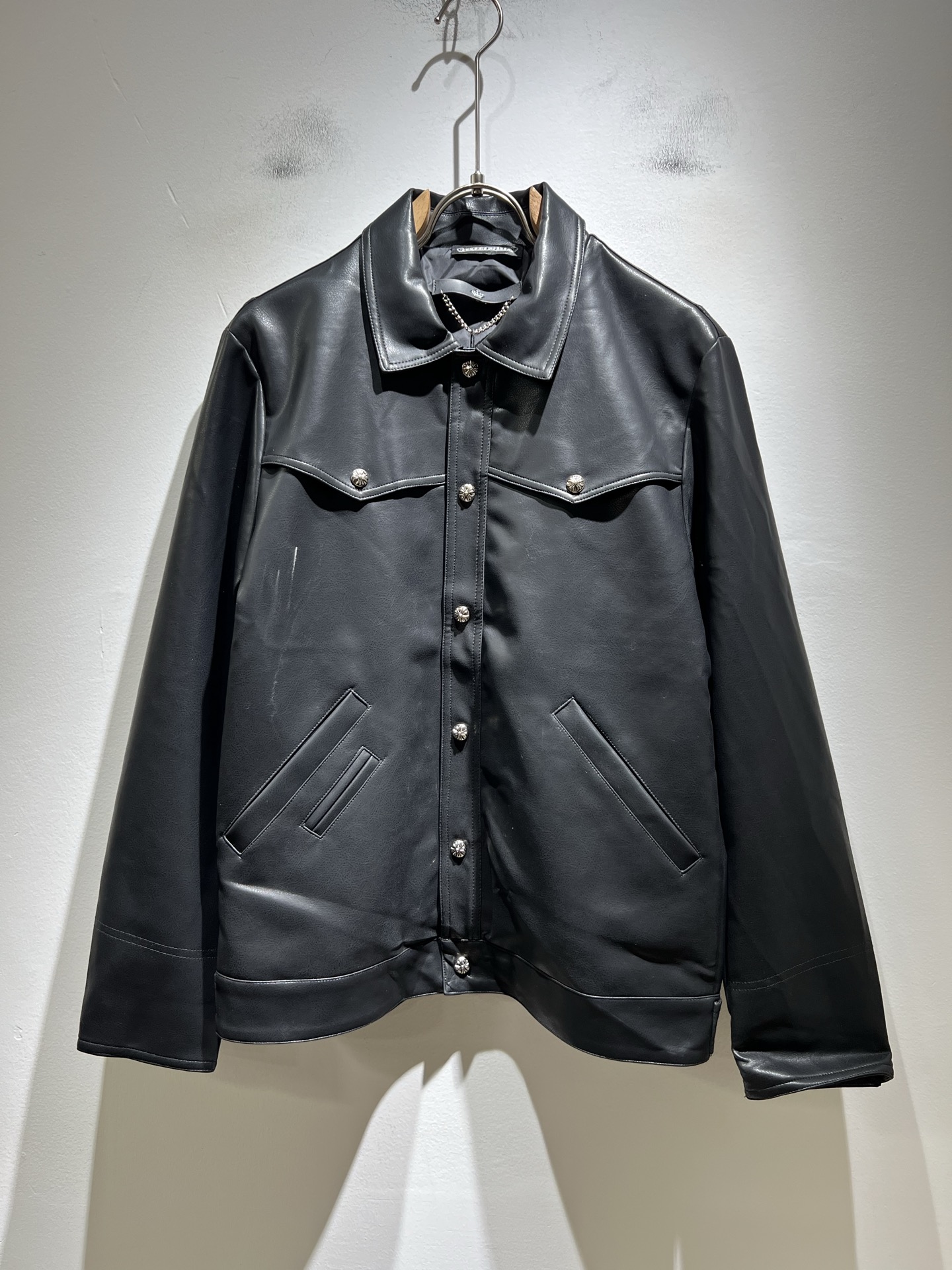 NO:526505,Chrome hear*s*sGreen new wash-in leather jacket for autumn and winter, classic silver jewelry accessories series!  The same style of men and women, a casual pants that you recognize from the bottom of your heart, and over time, it makes you more rare. The trendy high street king is the trendy brand Chrome hear*s Ke*xin. To be honest, wearing Croxin is very fashionable, that is fashionable, and there is nothing to say on the street. Made of custom-made original pure cotton material, the fabric feels great. This kind of comfort feels really not picky on the body, the upper body is really not picky, the casual and chic taste is particularly strong, which enhances the sense of fashion and appearance. And such pants are particularly easy to match with various types of shoes. Where is the recognition? Hardware logo matching design!  Customized by heavy industry!  Strong, not easy to wear, and the details are very well-established. Size M-3XL, chrome hearts, chrome hearts, jackets & coats, jackets & coats, alexander wang19860909Chrome hear*s克*心 秋冬新款洗水皮夹克外套,经典银饰辅料系列！男女同款一款让你从心底认可的休闲裤,并且经过时间的推移而让你更加珍稀,潮流的高街之王,那就是潮牌chrome hear*s克*心,穿克罗心的实话讲很潮了,那就是潮爆了,潮爆街头没话说.定制原版纯棉材质制成,面料手感一绝,这种舒适感穿在身上,上身真心不挑人,休闲潇洒的味道特别足,提升时尚感和颜值,并且这样的裤型特别好搭配各种类型的鞋子.辨识度就在哪里,五金logo搭配设计！重工定制！韧性足,不易磨损,细节工艺非常到位.尺码M-3XL,,chrome hearts,chrome hearts,jackets & coats,jackets & coats,alexander wang,Men's clothing