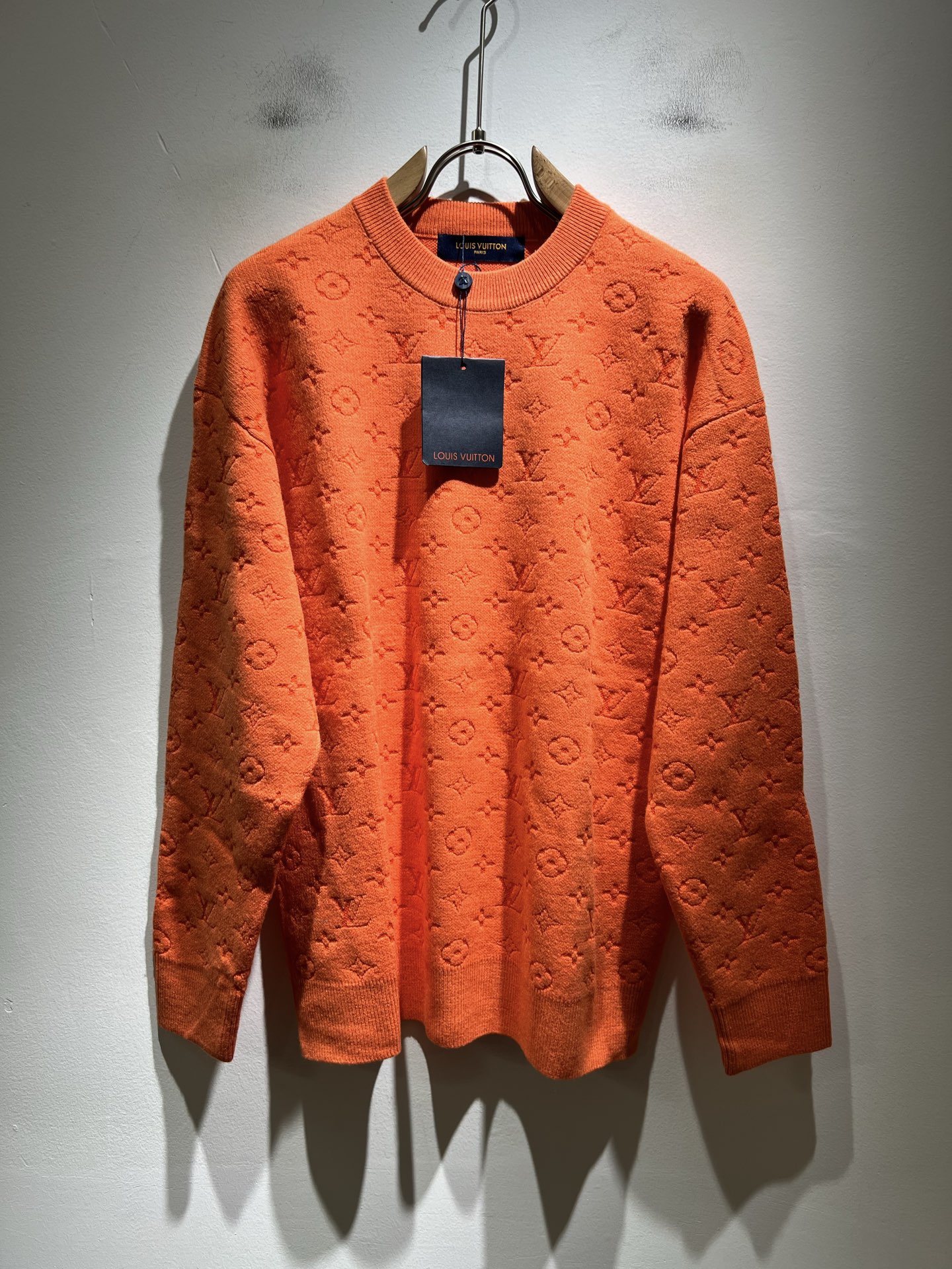 NO:526504,Louis Vuit*on Autumn and Winter Louis Family Light Luxury Monogram Crocheted Knitted Wool Sweater!  Decoration for men and women!  The new high-end Louis family, the details and quality are always flawless, and creative designs are emerging one after another. If you don’t buy a few pieces this fall and winter, you can’t be considered a fashion expert. Monogram crochet pattern design!  It is a thing that everyone loves. It is made of top-grade wool blend, super soft and tough, and has excellent breathability. It comes from world-class trade-level OEM channels, and is extremely rare in quantity and cannot be sold out. The 'Dou Brand' produces prestigious items every year, and the three-dimensional logo presents an extraordinary texture and is clean and neat. This is the special skill of the Louis family and the latest craftsmanship this quarter. The degree of meticulousness has reached the top, and the slim three-dimensional tailoring design is a unique one. It is a fusion of luxury and fashion!  Size M-3XL, louis vuitton,louis vuitton,louis vuitton,alexander wang19860909Louis Vuit*on 秋冬路易家族轻奢Monogram钩织针织羊毛衫！男女同款装饰！ 路易家族的新高端,细节品质永远的那么完美无瑕,创意设计层出不穷.今年秋冬季节没有入手几件路易你算不上时尚达人.Monogram钩织图案设计！实属人见人爱的东西.顶级羊毛混纺打造,超级柔软且具有韧性,透气感也是绝佳.来自世界级贸易级别的代工厂渠道,数量极其稀少售完无补.“驴牌”每年都会出的老花单品,立体Logo呈现不一般的质感,干净俐落.这是路易家族的看家绝活也是本季度的最新工艺.细致化程度已经达到顶端了,修身立体剪裁的版型设计堪称一绝.属于奢华与时尚的融合！尺码M-3XL,,louis vuitton,louis vuitton,louis vuitton,alexander wang,Men's clothing