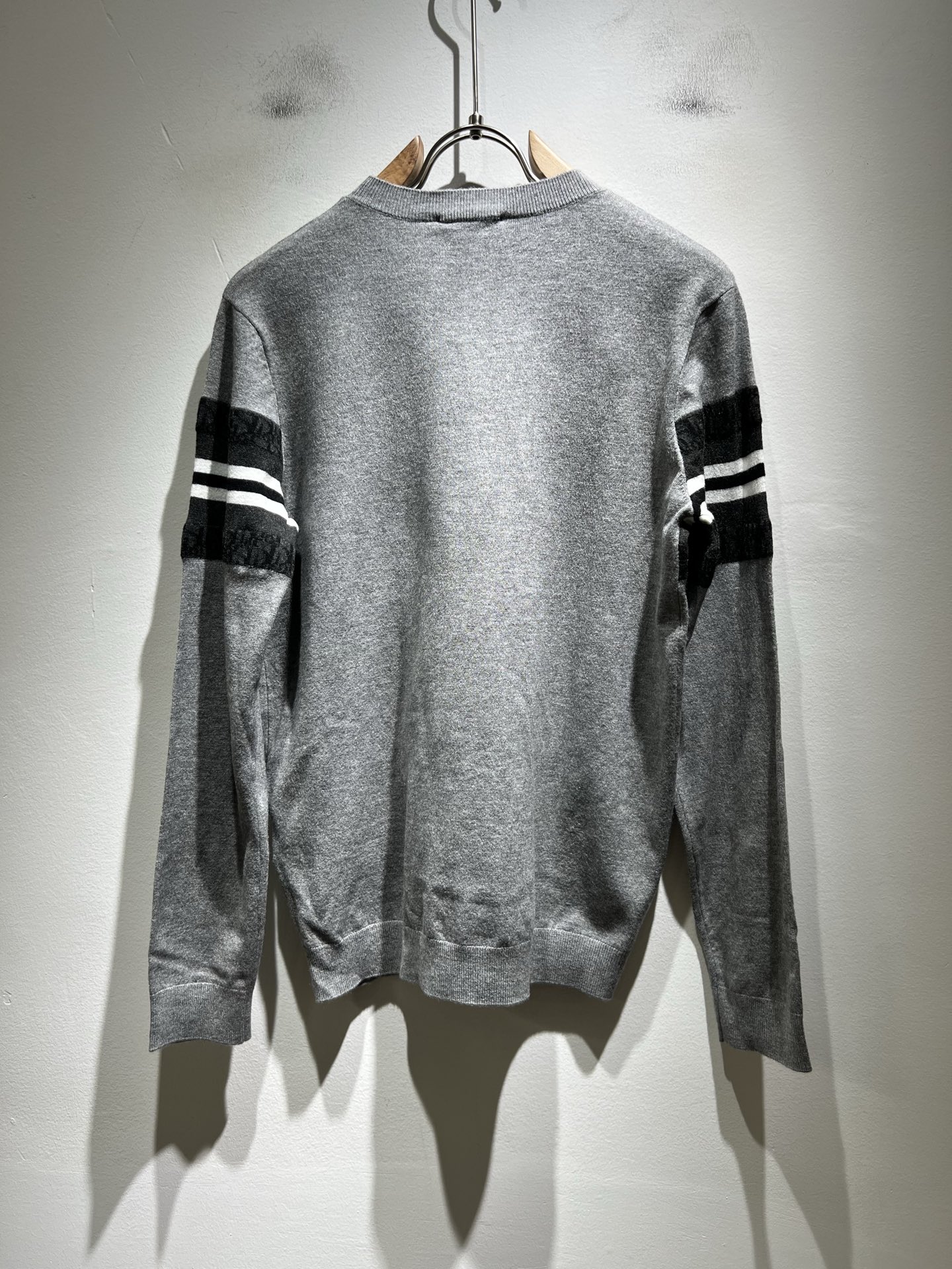 Dior*迪家 2025秋冬新款男女同款👫针织羊毛衫，专柜同步发售！定制专属羊毛🐑面料，从容百搭，档次极