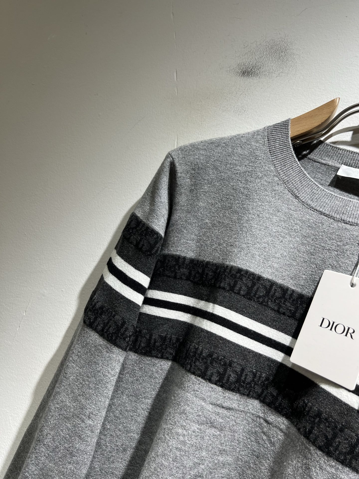 Dior*迪家 2025秋冬新款男女同款👫针织羊毛衫，专柜同步发售！定制专属羊毛🐑面料，从容百搭，档次极