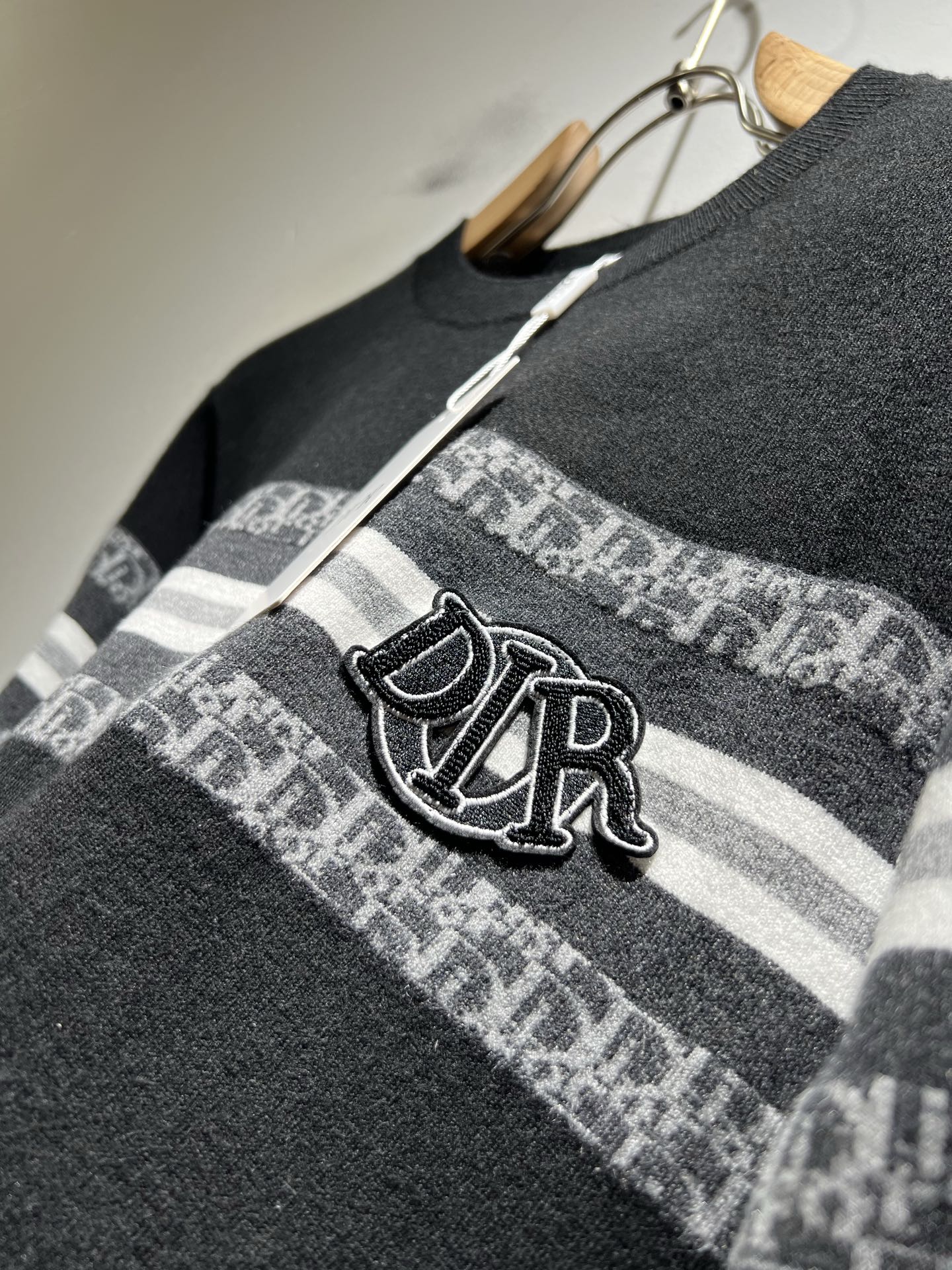 Dior*迪家 2025秋冬新款男女同款👫针织羊毛衫，专柜同步发售！定制专属羊毛🐑面料，从容百搭，档次极