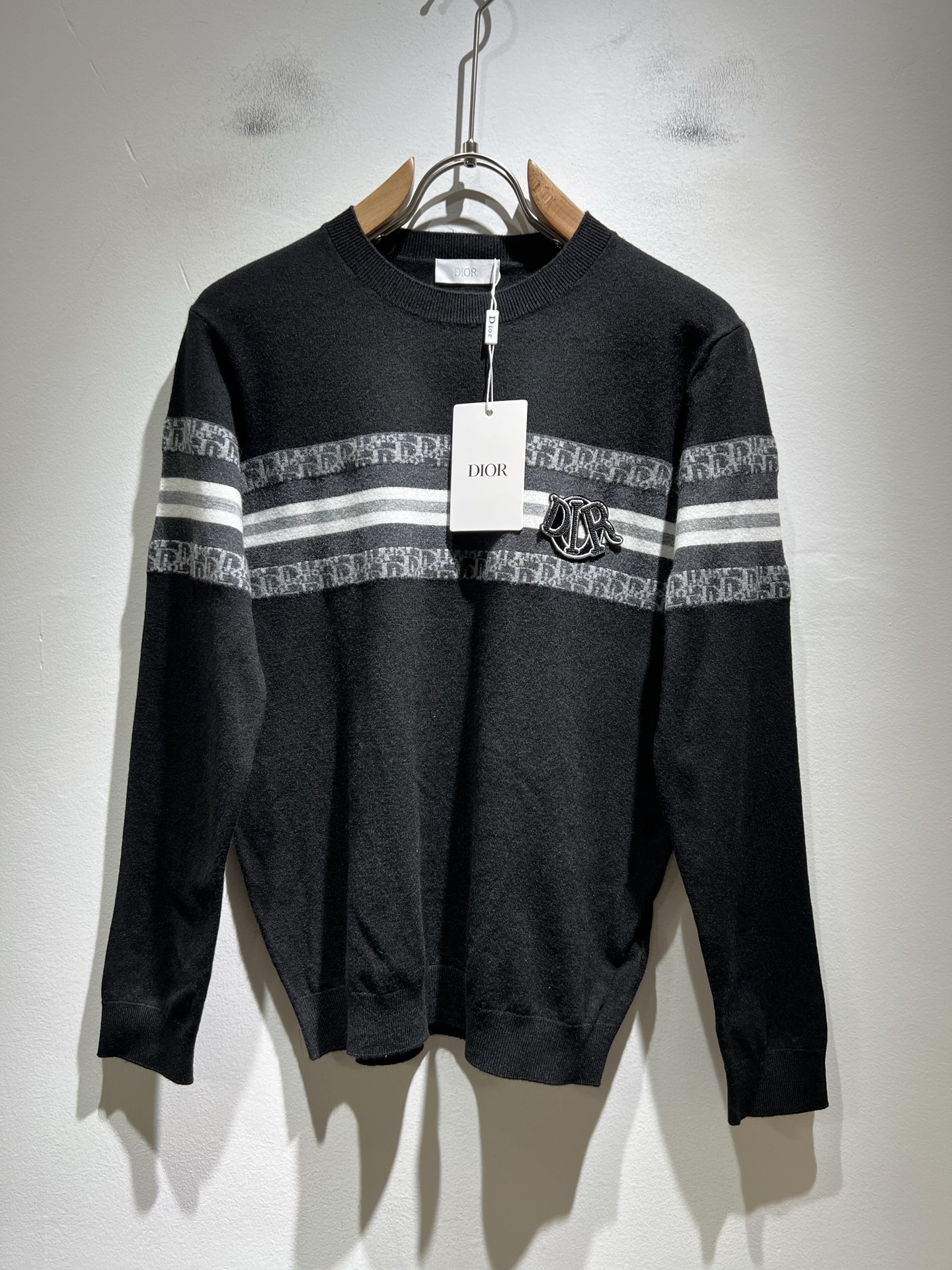 NO:530736,Dior*Dijia 2025 autumn and winter new knitted sweaters for men and women are on sale simultaneously in the counter!  Customized exclusive wool fabric, calm and versatile, extremely high-end, perfectly integrated with fashion and style, a top fashionable style that perfectly suits the outside wear!  The overall feeling is natural!  The ultimate classic uses panoramic three-dimensional crochet logo elements crochet design!  The ultimate perfection of heavy industry!  Fans who pursue high quality are please buy them by themselves, and all fans who know the goods are invited to appreciate this model together!  !  Size M-3XL, dior, dior, alexander wang19860909Dior*迪家 2025秋冬新款男女同款针织羊毛衫,专柜同步发售！定制专属羊毛面料,从容百搭,档次极高,完美融入时尚还有风情感一款完美符合外穿的顶尖时髦气质款！整体给人浑然天成的感觉！极致经典采用全景立体钩织logo元素钩织设计！极致的重工极致的完美！追求高品质的粉丝们请自行抢购,诚邀所有识货的粉丝一同鉴赏此款！！尺码M-3XL,,dior,dior,alexander wang,Men's clothing