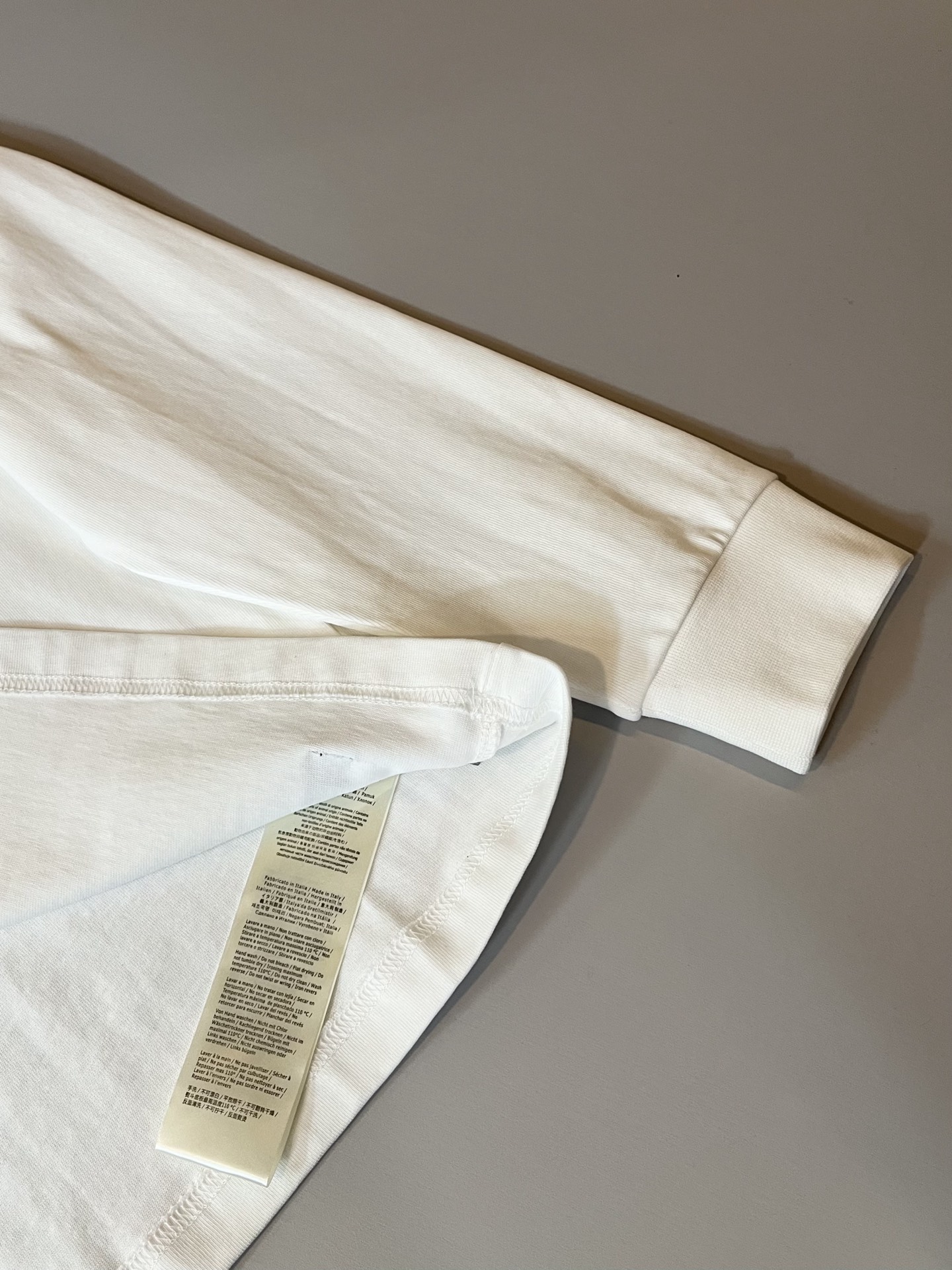 FEN*I 芬*迪2025秋冬新款FD家族FF男女同款👫打底衫，男女同款👫百搭极简短袖。意大利原厂订单，