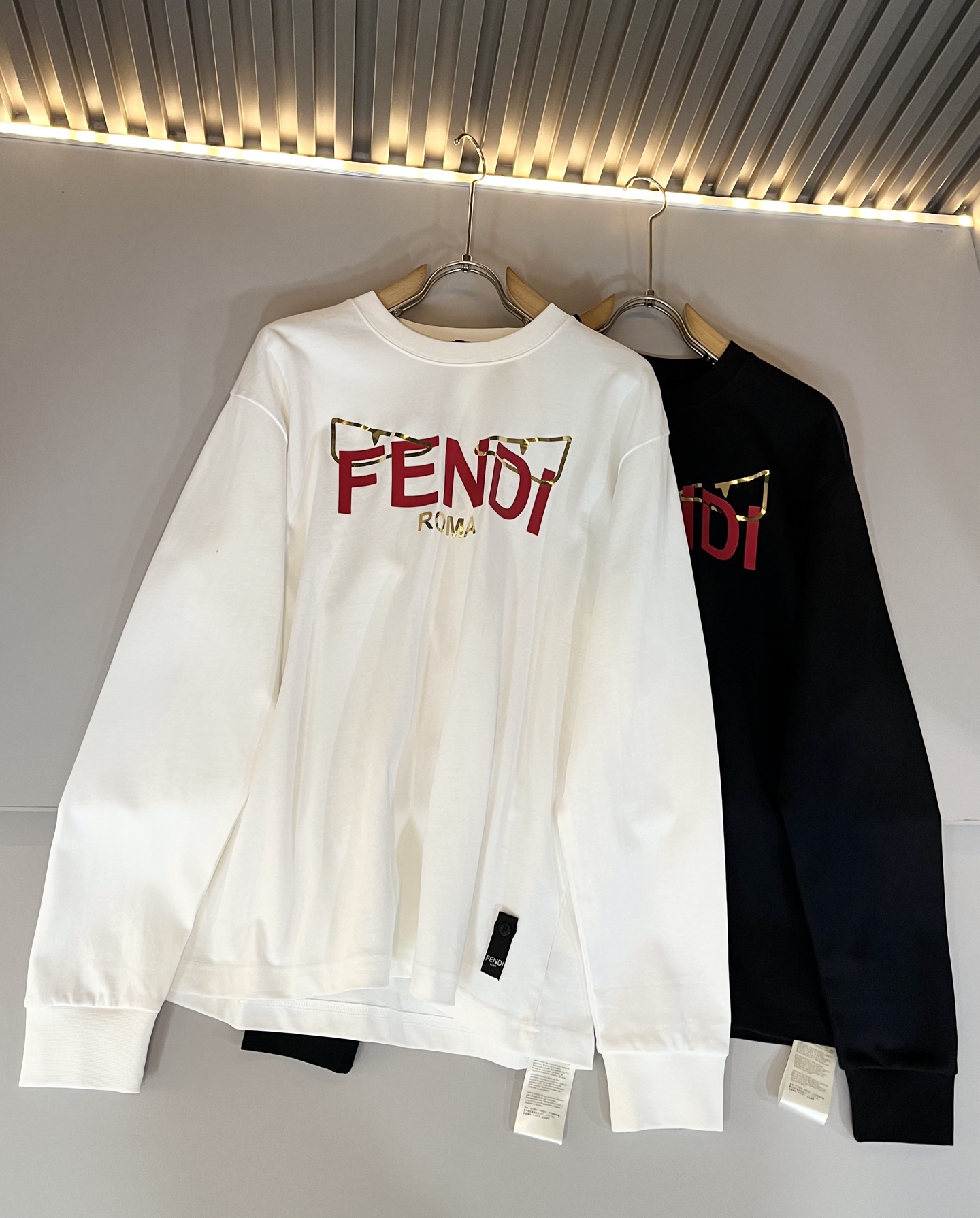 NO:530725,FEN*I FEN*Di 2025 autumn and winter new FD family FF men and women base shirt, versatile and simple short sleeves for men and women. Original Italian orders, popular FD family items, simple and pure colors. The FD family's enduring iconic products, high-quality products with full representativeness and full specifications, and high-quality products that all FD fans are worth buying!  Pure Yidian channel orders, high-end and popular products from the FD family, very popular items at the moment, and iconic letter logo pattern glue-on modification!  High-end goods worth keeping and giving away to others!  It is trendy and beautiful, with a full sense of trendy atmosphere, and has a very high level and specifications. It uses a very classic black and white color combination, giving people a strong visual impact and has a very high recognition. It is top-quality exclusive pure cotton fabric, created with a soft, delicate and comfortable touch, and has a very high-end and classy appearance!  Perfectly interprets the charm of the brand and leaves a deep impression. It is more fashionable and charming. It has simple, elegant and fashionable upper body, and is even more stressful for outfits!  The inner wear alone is very delicious and beautiful scenery that cannot be ignored!  Size M-3XL, fendi,dior,T-shirt,alexander wang19860909FEN*I 芬*迪2025秋冬新款FD家族FF男女同款打底衫,男女同款百搭极简短袖.意大利原厂订单,FD家族人气单品,简约纯色系打造.FD家族经久不衰的标志性臻品,代表性十足,规格感十足的精品,所有FD粉丝都值得抢购的精品！纯正意代渠道订单,FD家族的高奢人气爆款产物,当下十分火爆的单品,标志性字母logo图案压胶修饰！值得自留和送人的高端货！新潮又好看,潮流气息感十足,档次规格感极高,并且采用十分经典的的黑白双色搭配,给人的视觉冲击感相当强烈,有着极高的辨识度,顶级专属纯棉面料,打造,触感柔软细腻舒适,品相相当高级有档次！完美诠释品牌魅力,给人留下深刻印象.更具时尚与韵味,上身简约大方时尚,对于穿搭更是毫无压力！单穿内搭都极有味道,不可忽视的靓丽风景线！ 尺码M-3XL,,fendi,dior,T-shirt,alexander wang,Men's clothing