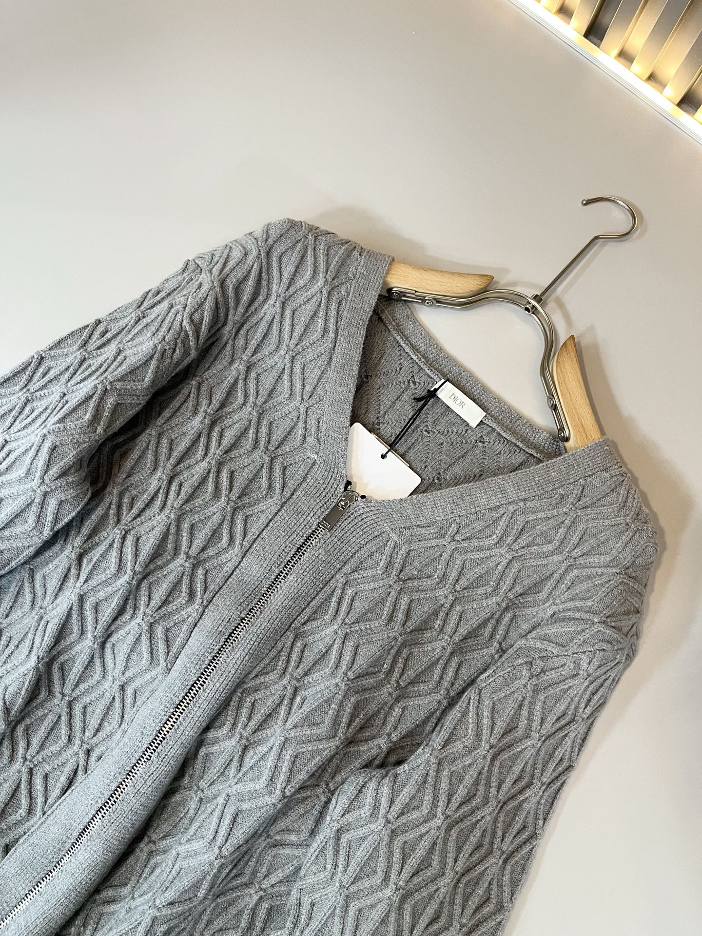 Dio*迪家 2025秋冬新款男女同款👫针织羊毛开衫，专柜同步发售！定制专属羊毛🐑面料，从容百搭，档次极