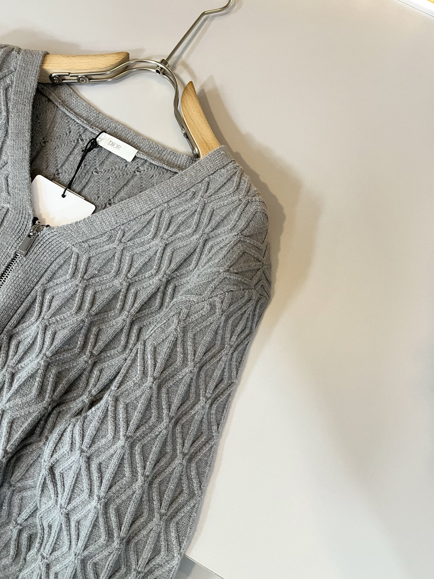 Dio*迪家 2025秋冬新款男女同款👫针织羊毛开衫，专柜同步发售！定制专属羊毛🐑面料，从容百搭，档次极