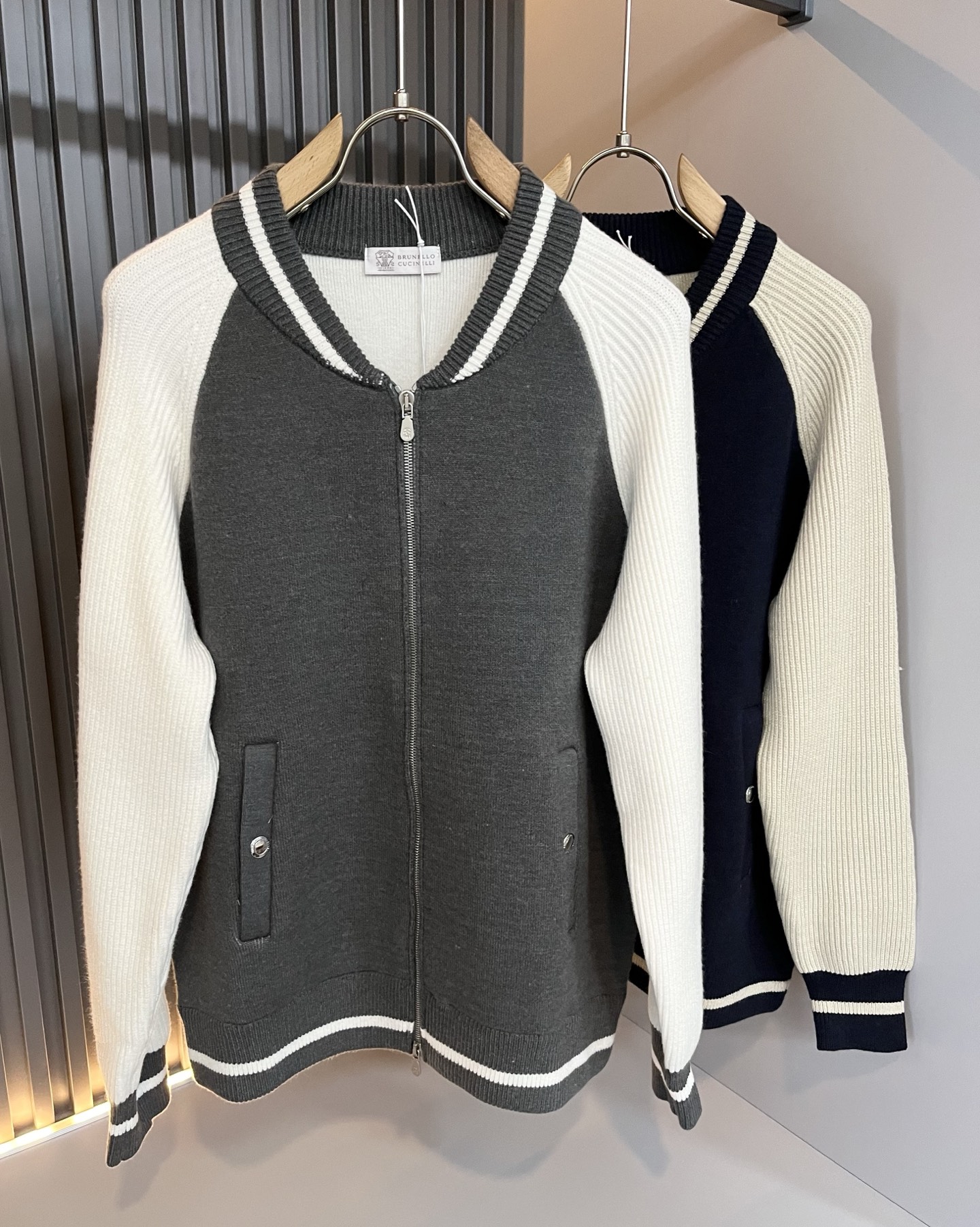 NO:531895,BC-Brunello Cucineli New Knitted Wool Jacket Jacket in Autumn and Winter, the latest fashion and trendy effects, fashionable new charm, elements and modern trendy high street style, a very beautiful item. Guest-provided knitted wool fabric!  The feel is smooth and delicate, and the breathable and comfortable feeling of the body is impeccable. The simple and fashionable style design comes from the latest trendy and fashionable techniques, showing the unique personality of avant-garde. The essential items of fashion experts express the meticulous fashion atmosphere of the new quarter. The same style for men and women. Size M-2XL, brunello cucinelli, jackets & coats, jackets & coats, alexander wang19860909BC-Brunello Cucineli 秋冬新款针织羊毛夹克外套,最新时尚潮流效果,时尚新韵味,元素及现代潮流的高街风格融合一起的“天官之作”,颜值十足的单品.客供针织羊毛面料！手感顺滑细腻,着身的透气舒适感无可挑剔.简约时尚的版型设计来源于潮流时尚的最新手法,彰显前卫独特个性.时尚达人的必备单品表达全新季度一丝不苟的时尚气息.男女同款.尺码M-2XL,,brunello cucinelli,jackets & coats,jackets & coats,alexander wang,Men's clothing