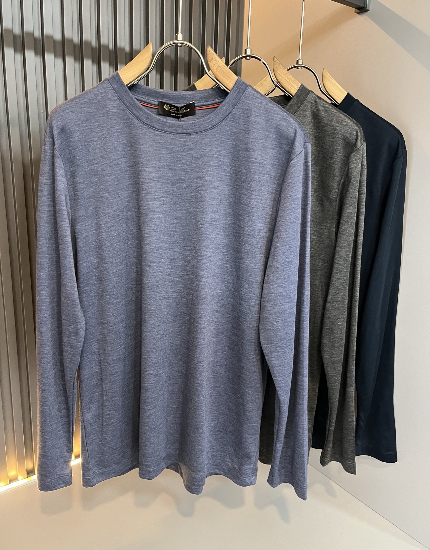 NO:530727,Loro Piana Nuoyou Pianya 2025 Autumn and Winter Men's Latest Trade Order Base Shirt, Full Quality!  !  The back is embroidered with logo pattern!  Customized baby sued fabric!  The upper body is comfortable and breathable, not stiff, and the overall three-dimensional feeling is rich, with quality export orders, customized exclusive baby sued fabric tailoring to meet the simple needs of commuters for dressing. The upper body is very effective, it looks slim and not picky about the figure. The fabric workmanship... Improper, good craftsmanship can make you look good and tasteful, a must-have item for everyone!  Size M-3XL, loro piana, alexander wang19860909Loro Piana诺悠翩雅 2025秋冬男士最新的贸易订单打底衫,全品相！！后幅采用logo图案刺绣设计！定制婴儿绒面料！上身舒适透气,不僵硬,整体有着丰富的立体感,品质出口订单,定制专属婴儿绒面料剪裁,满足通勤人们对于着装的简约需求,上身效果很好,显瘦,不挑剔身材.面料做工....无可挑剔,好工艺好面料才能穿出好品味一款,人手必备单品！尺码M-3XL,,loro piana,alexander wang,Men's clothing