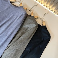 Loro Piana诺悠翩雅 2025秋冬男士最新的贸易订单打底衫,全品相!!后幅采用logo图案刺绣设 Loro Piana诺悠翩雅 2025秋冬男士最新的贸易订单打底衫,全品相!!后幅采用logo图案刺绣设