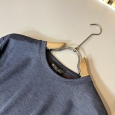 Loro Piana诺悠翩雅 2025秋冬男士最新的贸易订单打底衫,全品相!!后幅采用logo图案刺绣设 Loro Piana诺悠翩雅 2025秋冬男士最新的贸易订单打底衫,全品相!!后幅采用logo图案刺绣设