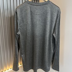 Loro Piana诺悠翩雅 2025秋冬男士最新的贸易订单打底衫,全品相!!后幅采用logo图案刺绣设 Loro Piana诺悠翩雅 2025秋冬男士最新的贸易订单打底衫,全品相!!后幅采用logo图案刺绣设