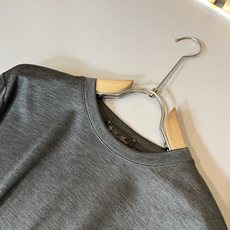Loro Piana诺悠翩雅 2025秋冬男士最新的贸易订单打底衫,全品相!!后幅采用logo图案刺绣设 Loro Piana诺悠翩雅 2025秋冬男士最新的贸易订单打底衫,全品相!!后幅采用logo图案刺绣设