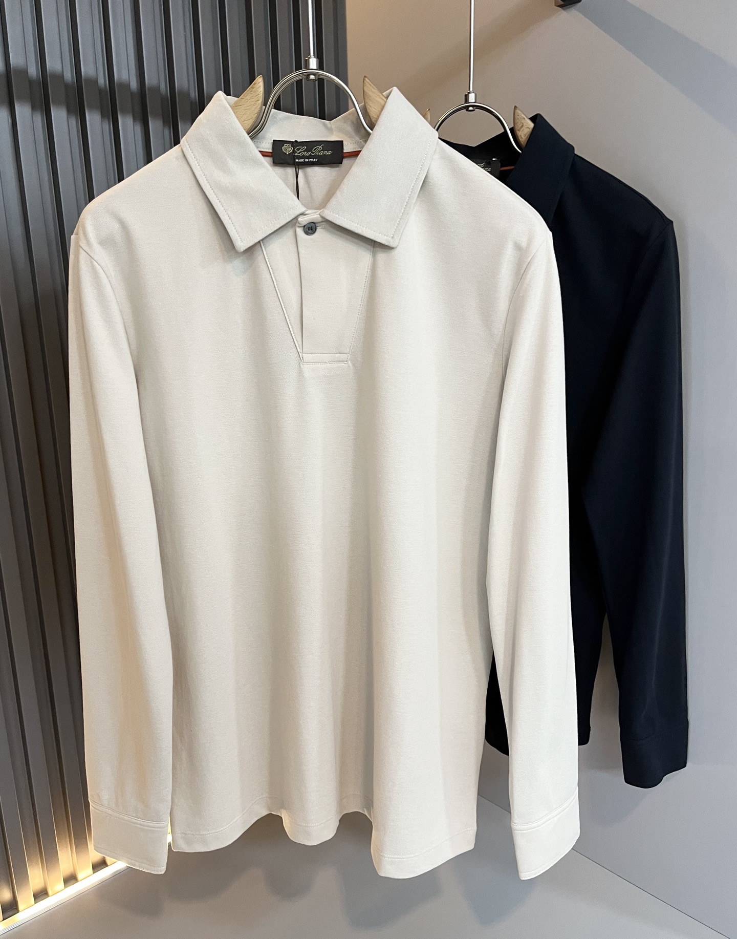 NO:530723,Loro Piana Nouyou Pianya 2025 autumn and winter men's lapel long-sleeved Polo shirt, the latest trade order, full quality!  !  Internet celebrity style!  The upper body is comfortable and breathable, not stiff, and the overall three-dimensional feeling is rich. Quality export orders, customized exclusive bead floor cotton fabric tailoring to meet the simple needs of commuters for dressing. The upper body is very effective, it looks slim and not picky about the figure. The fabric workmanship... Improper, only good craftsmanship can make you feel good and tasteful, a must-have item for everyone!  Size M-3xL, loro piana, alexander wang19860909Loro Piana诺悠翩雅 2025秋冬男士翻领长袖Polo衫,最新的贸易订单,全品相！！网红款！上身舒适透气,不僵硬,整体有着丰富的立体感,品质出口订单,定制专属珠地棉面料剪裁,满足通勤人们对于着装的简约需求,上身效果很好,显瘦,不挑剔身材.面料做工....无可挑剔,好工艺好面料才能穿出好品味一款,人手必备单品！尺码M-3xL,,loro piana,alexander wang,Men's clothing