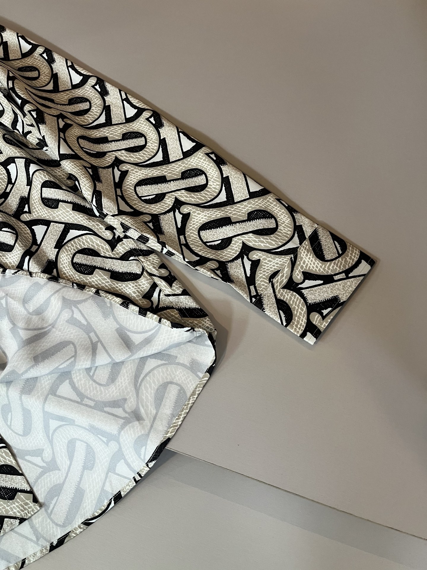 Bur*erry 巴*莉 2025秋季新款男士格子衬衣，品牌最新设计元素！既不单调也不复杂,恰到好处的展