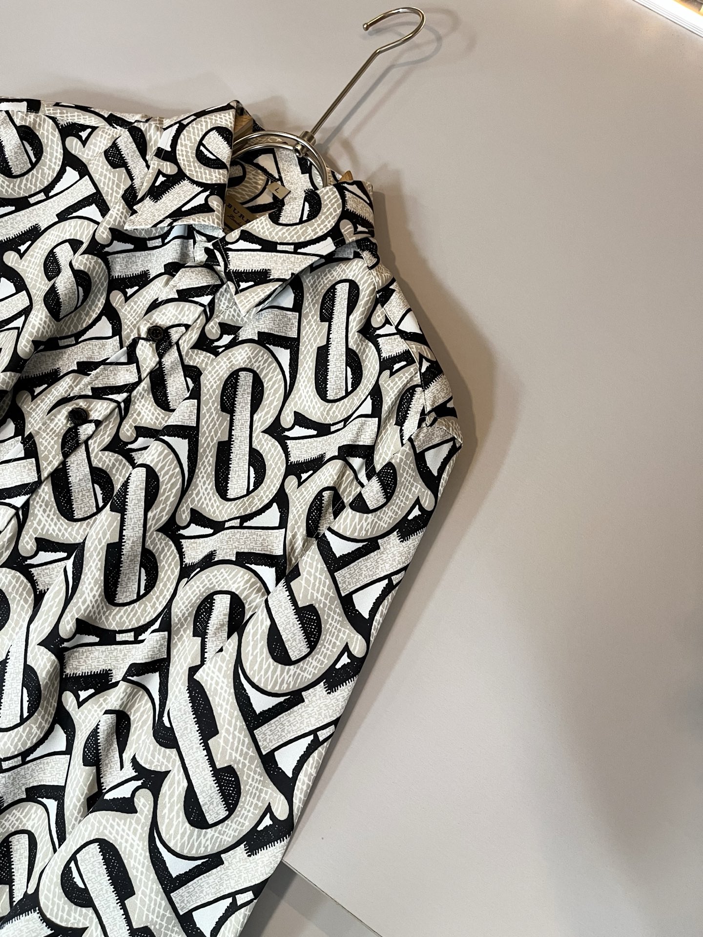 Bur*erry 巴*莉 2025秋季新款男士格子衬衣，品牌最新设计元素！既不单调也不复杂,恰到好处的展