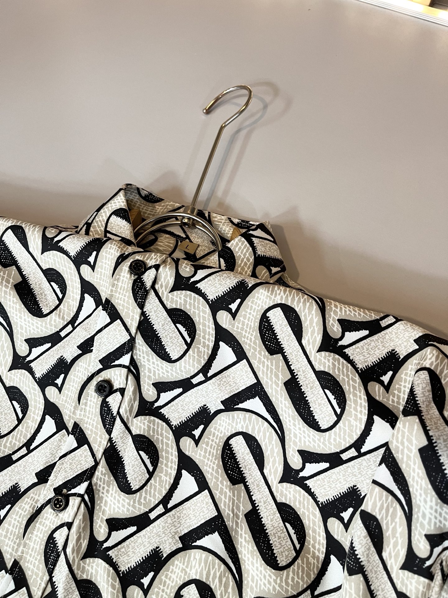 Bur*erry 巴*莉 2025秋季新款男士格子衬衣，品牌最新设计元素！既不单调也不复杂,恰到好处的展