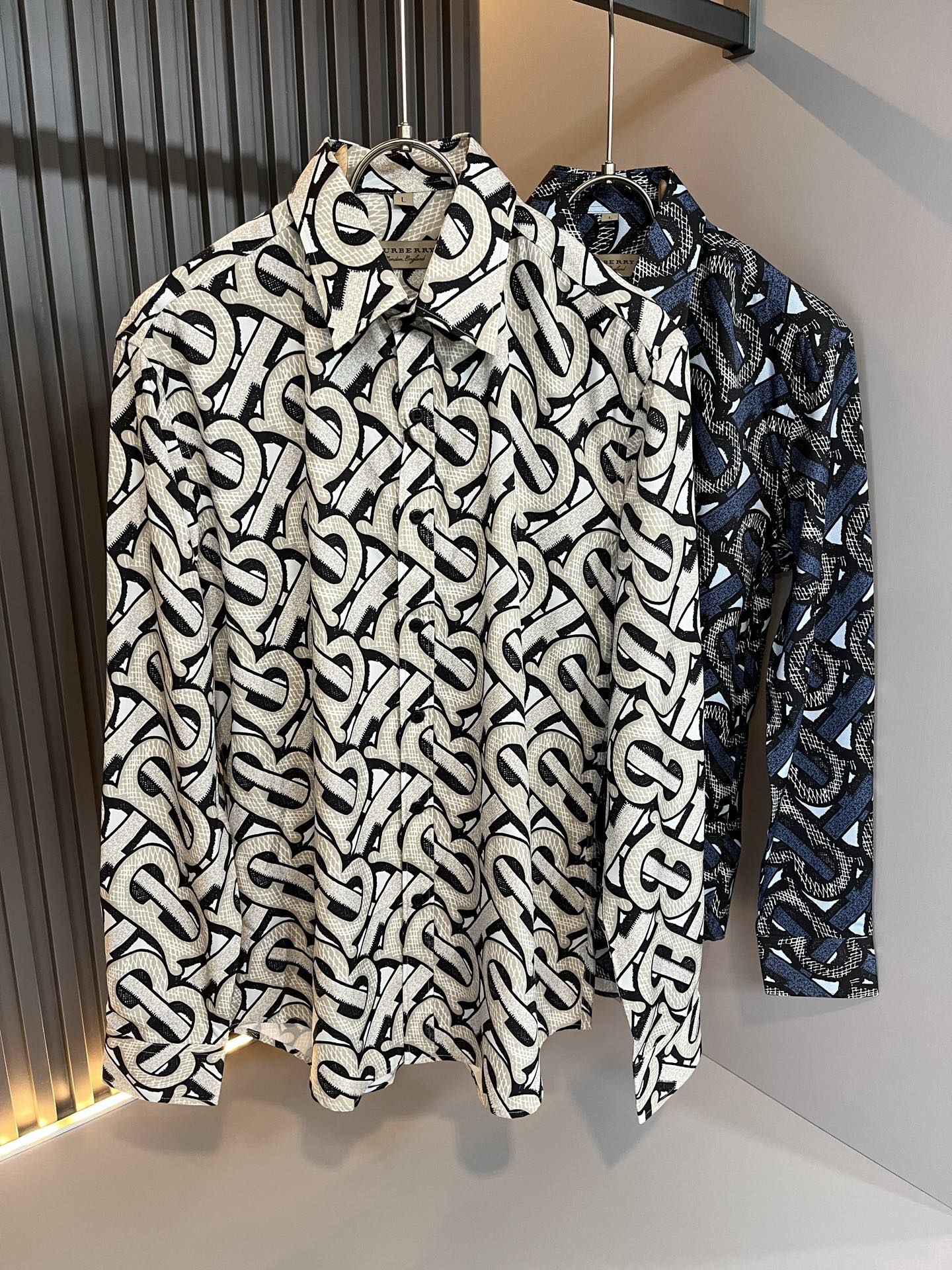 NO:530721,Bur*erry 2025 autumn new men's plaid shirt, the latest brand design elements!  Neither monotonous nor complicated, it shows taste just right!  Customized poplin cotton fabrics are available for customer!  Comfortable, sweat-absorbing and breathable, the unique high-end fabric presents a simple and elegant temperament!  Full three-dimensional! Standard cutting design!  Every detail is a synchronized with high-end fashion. Size: M-3XL, burberry, alexander wang19860909Bur*erry 巴*莉 2025秋季新款男士格子衬衣,品牌最新设计元素！既不单调也不复杂,恰到好处的展现品味！客供定制府绸棉面料！舒适吸汗透气根本不在话下,面料独具的高奢感呈现简约优雅气质！饱满立体!标准裁剪设计！每一处细节都是与高端时尚同步的体现.尺码:M-3XL,,burberry,alexander wang,Men's clothing