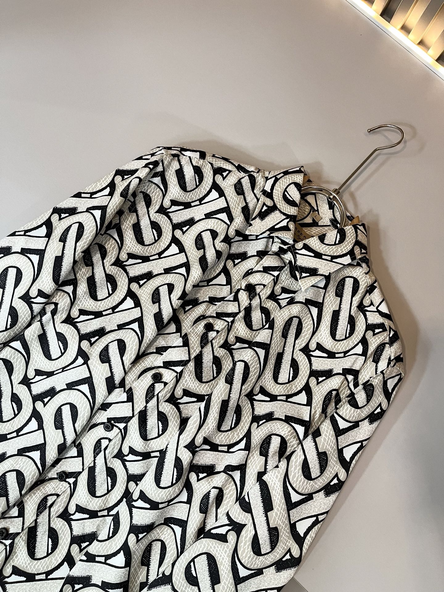 Bur*erry 巴*莉 2025秋季新款男士格子衬衣，品牌最新设计元素！既不单调也不复杂,恰到好处的展