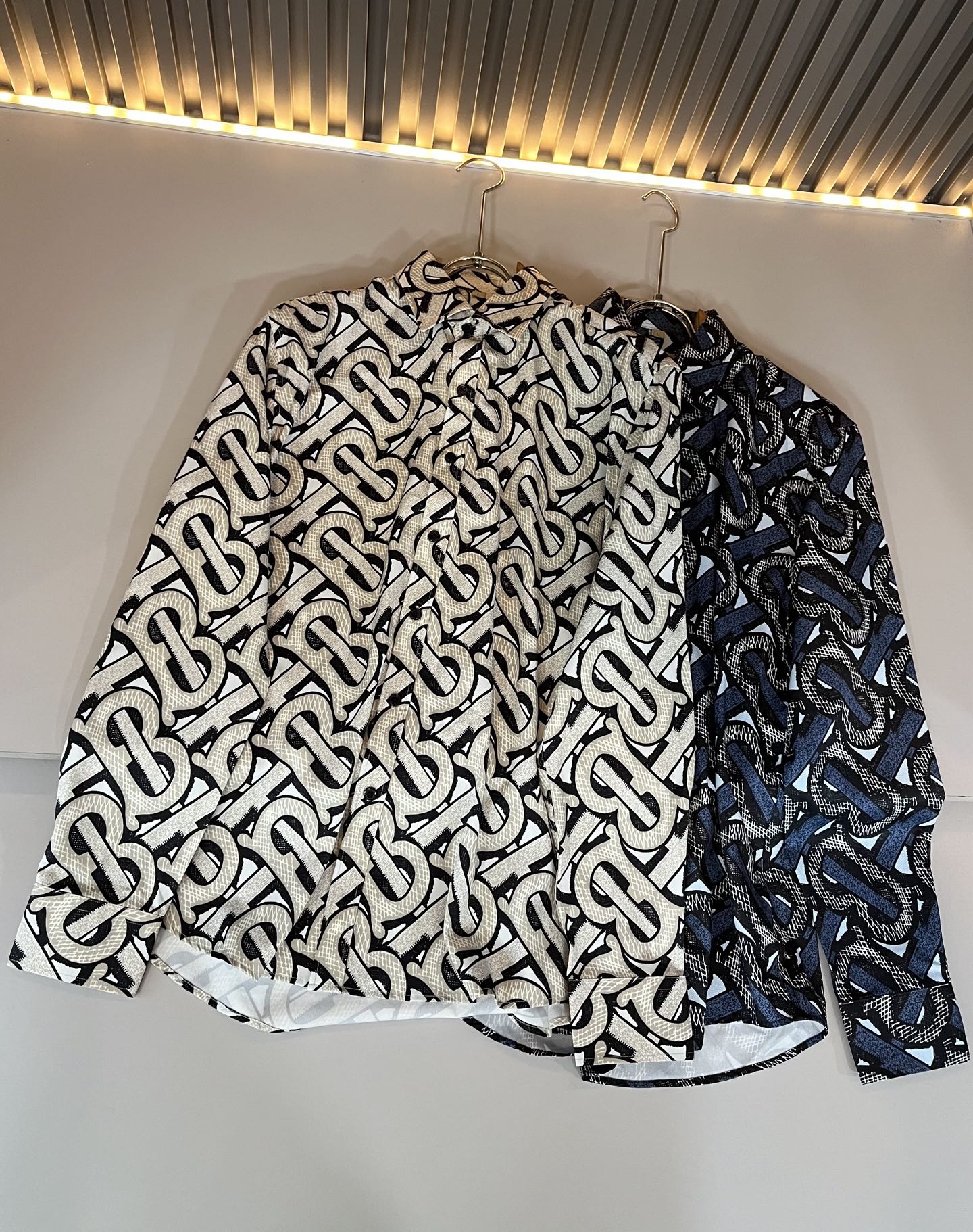 Bur*erry 巴*莉 2025秋季新款男士格子衬衣，品牌最新设计元素！既不单调也不复杂,恰到好处的展