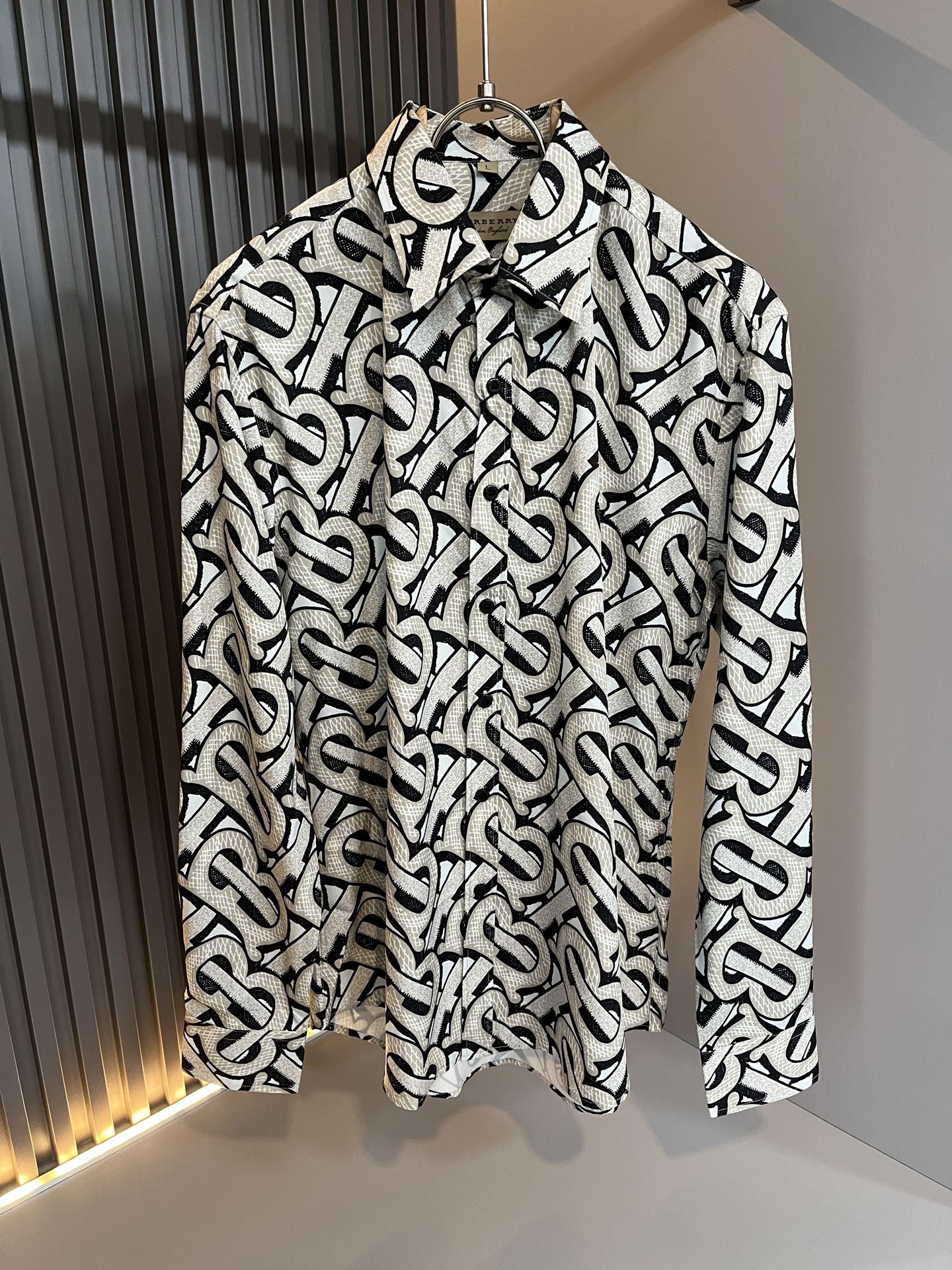 Bur*erry 巴*莉 2025秋季新款男士格子衬衣，品牌最新设计元素！既不单调也不复杂,恰到好处的展