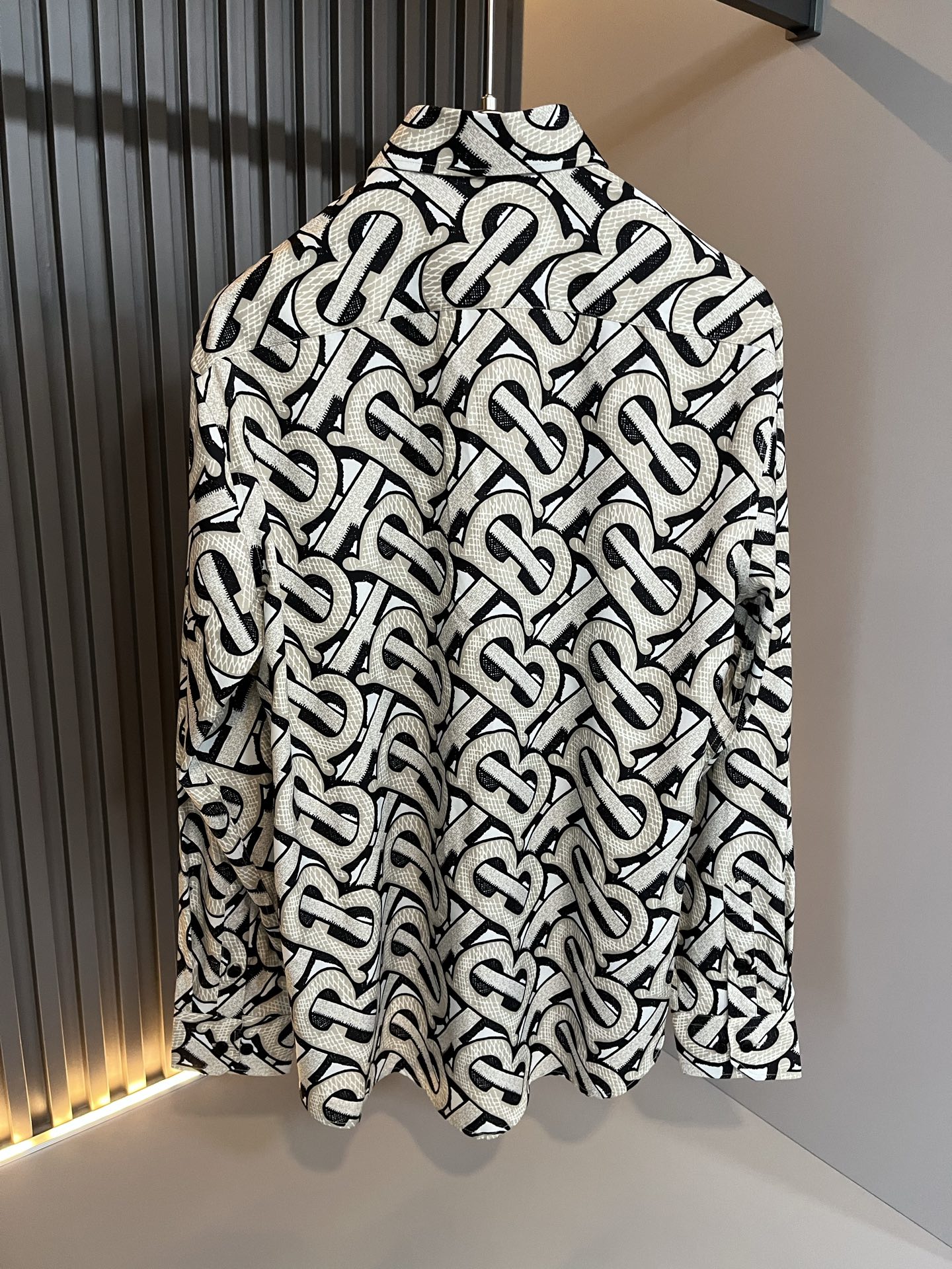 Bur*erry 巴*莉 2025秋季新款男士格子衬衣，品牌最新设计元素！既不单调也不复杂,恰到好处的展