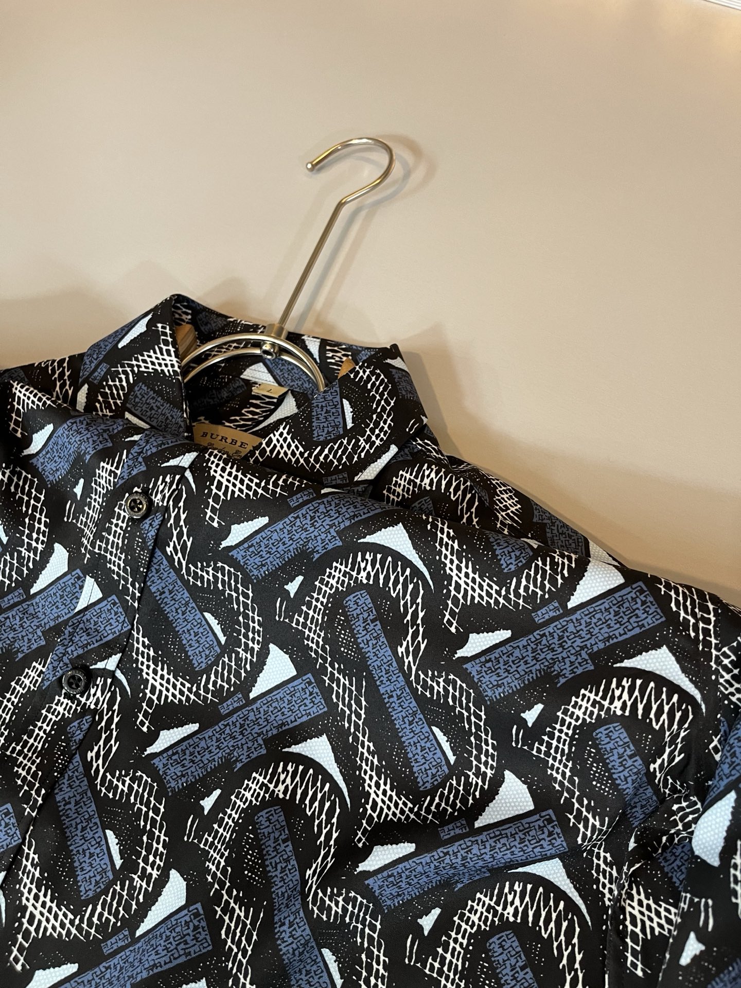 Bur*erry 巴*莉 2025秋季新款男士格子衬衣，品牌最新设计元素！既不单调也不复杂,恰到好处的展