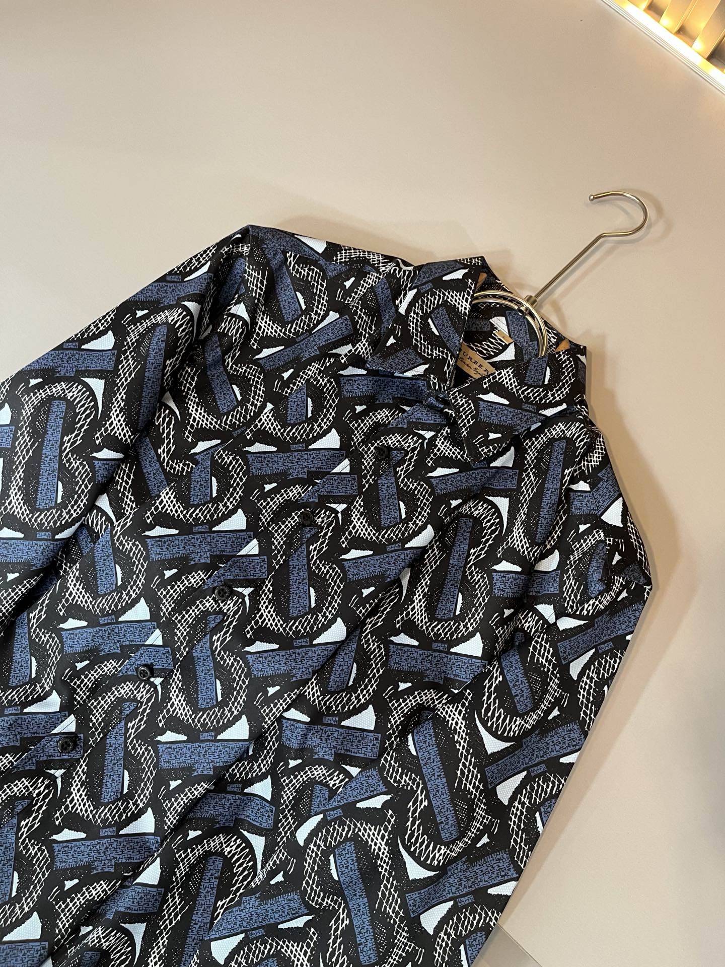 Bur*erry 巴*莉 2025秋季新款男士格子衬衣，品牌最新设计元素！既不单调也不复杂,恰到好处的展