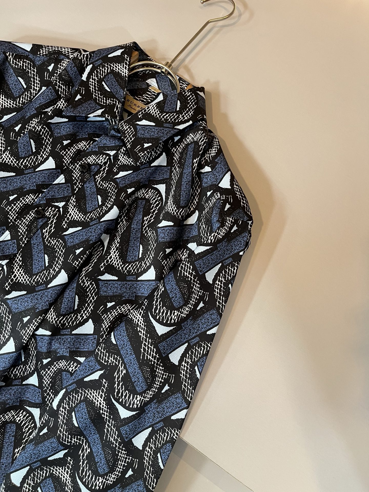 Bur*erry 巴*莉 2025秋季新款男士格子衬衣，品牌最新设计元素！既不单调也不复杂,恰到好处的展