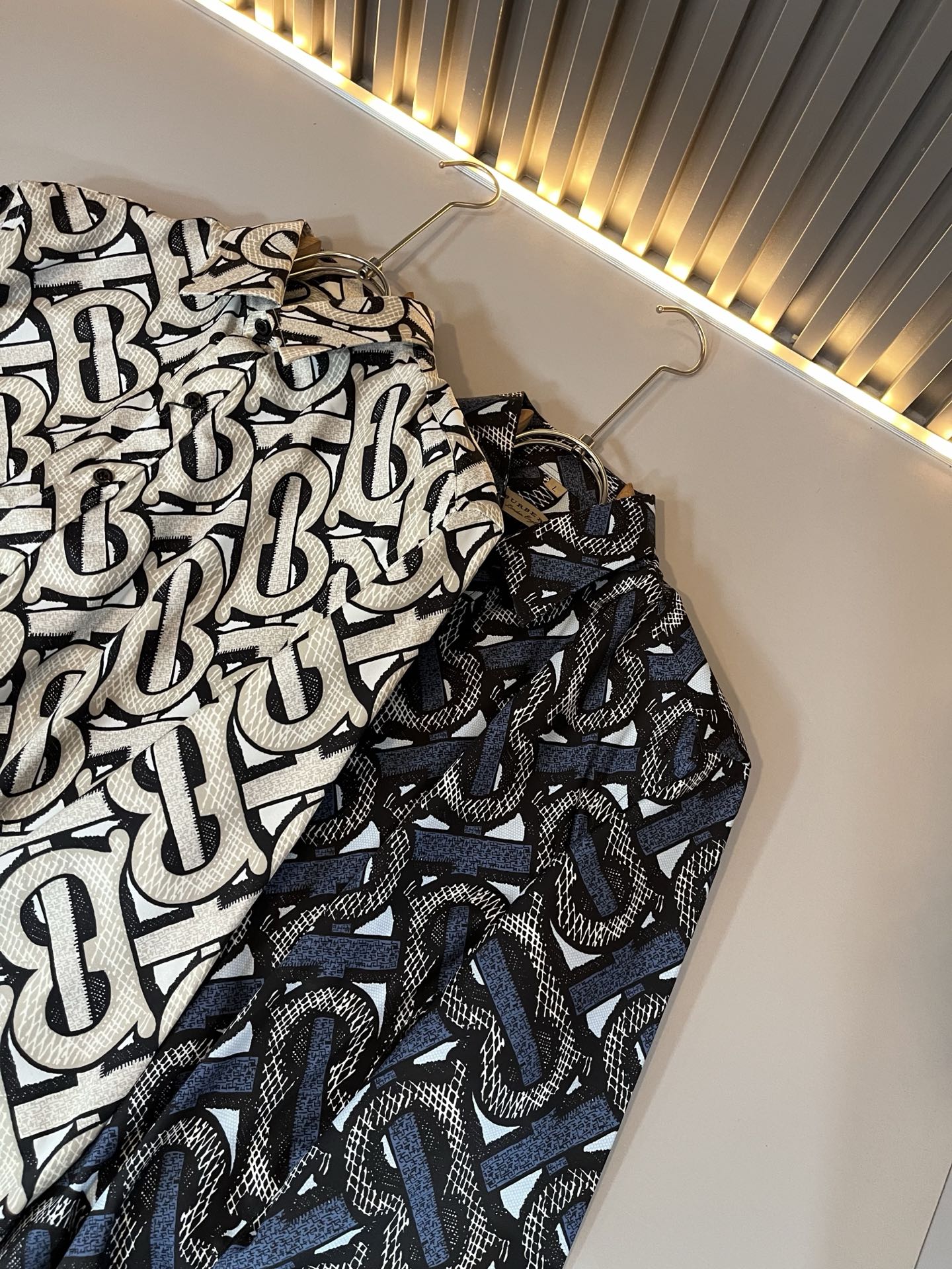 Bur*erry 巴*莉 2025秋季新款男士格子衬衣，品牌最新设计元素！既不单调也不复杂,恰到好处的展