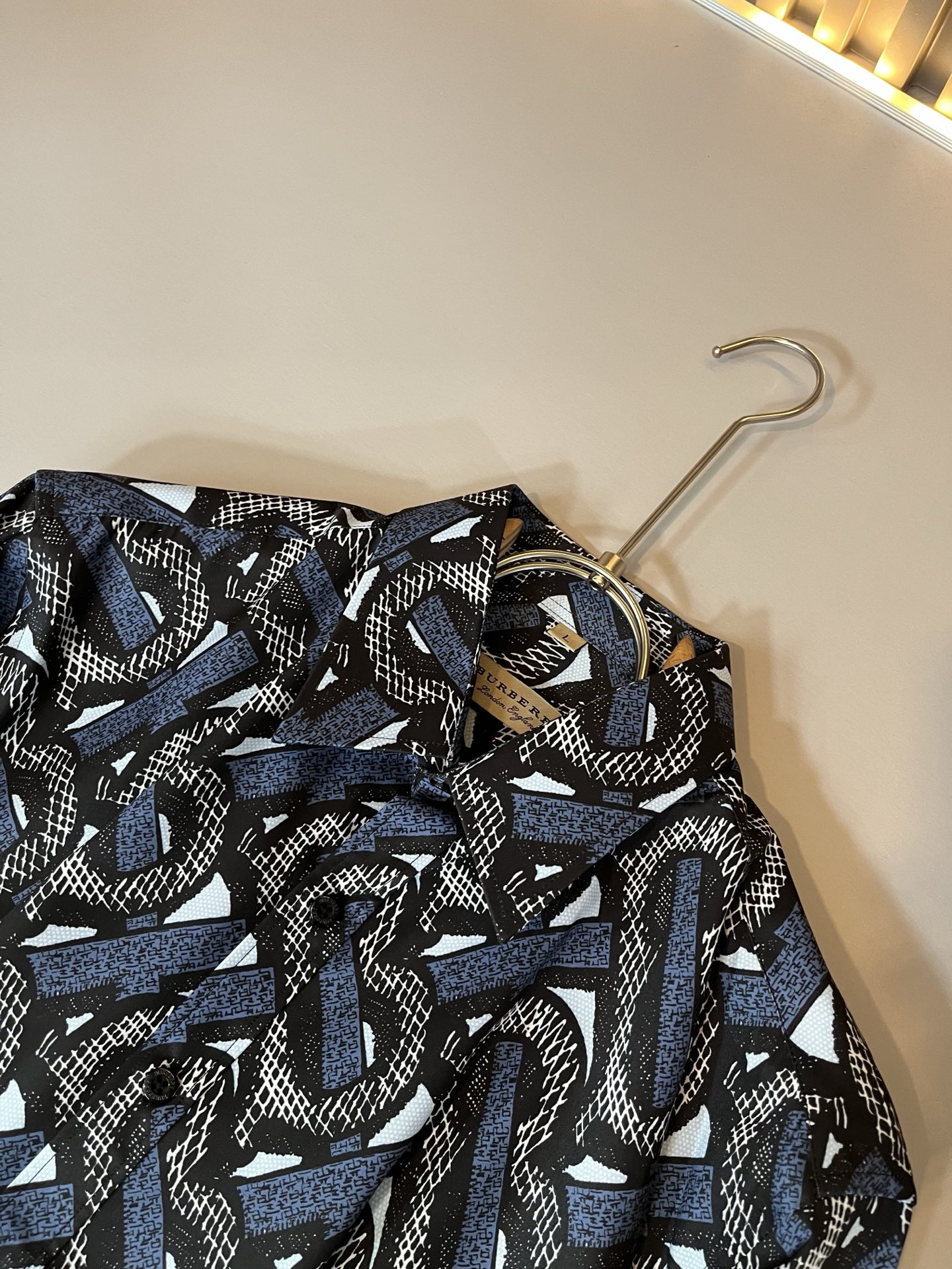 Bur*erry 巴*莉 2025秋季新款男士格子衬衣，品牌最新设计元素！既不单调也不复杂,恰到好处的展