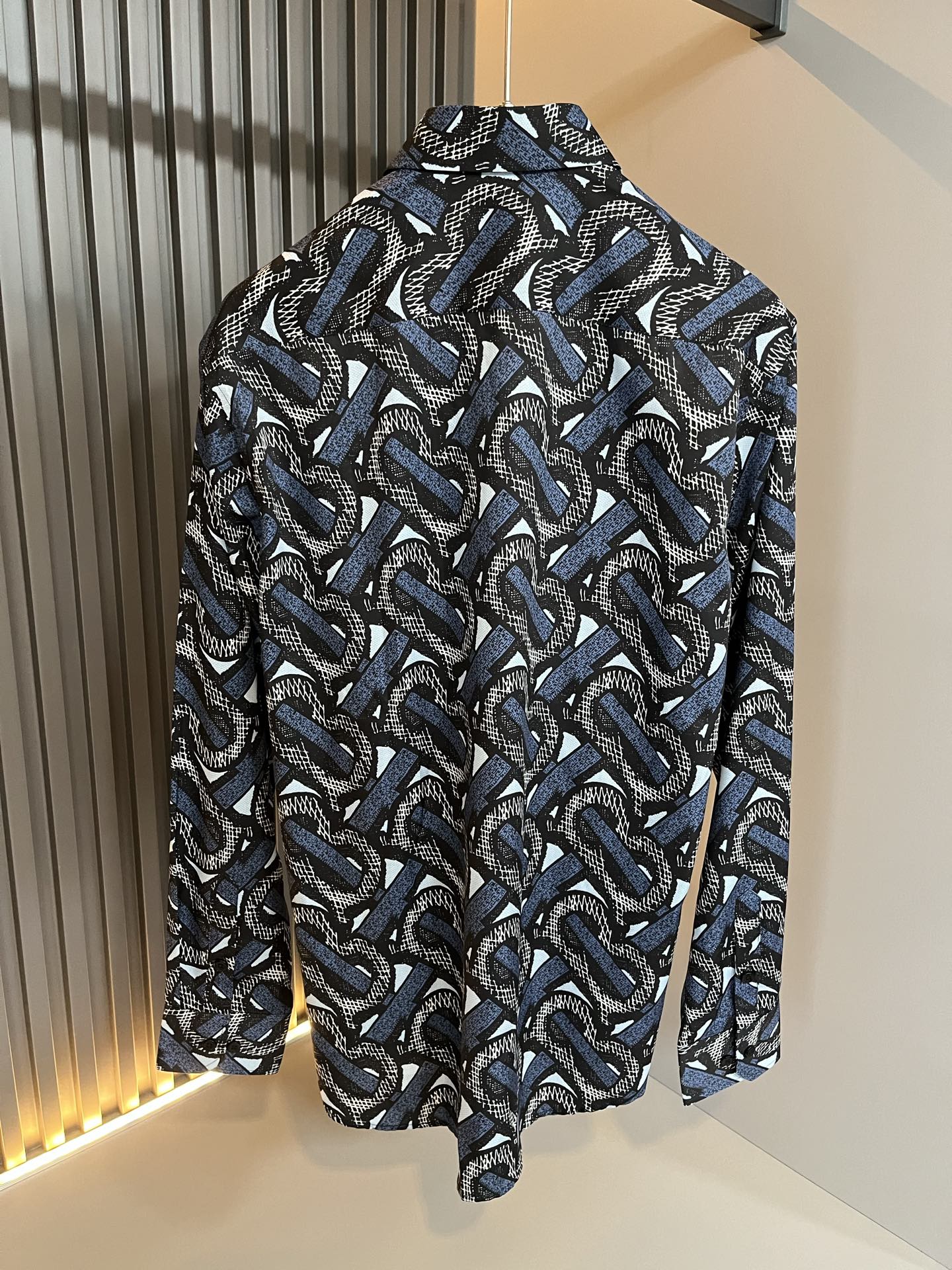 Bur*erry 巴*莉 2025秋季新款男士格子衬衣，品牌最新设计元素！既不单调也不复杂,恰到好处的展