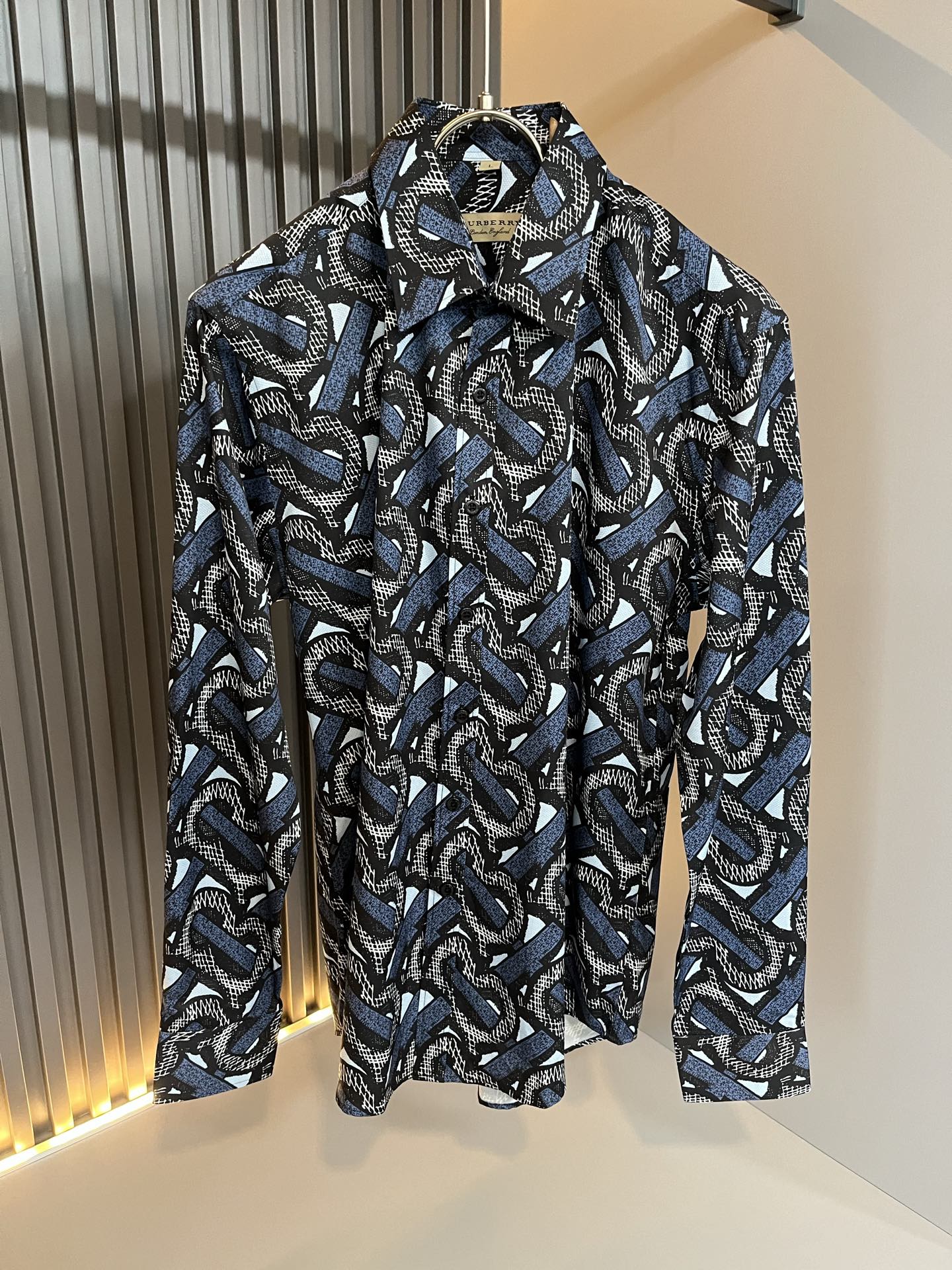 Bur*erry 巴*莉 2025秋季新款男士格子衬衣，品牌最新设计元素！既不单调也不复杂,恰到好处的展