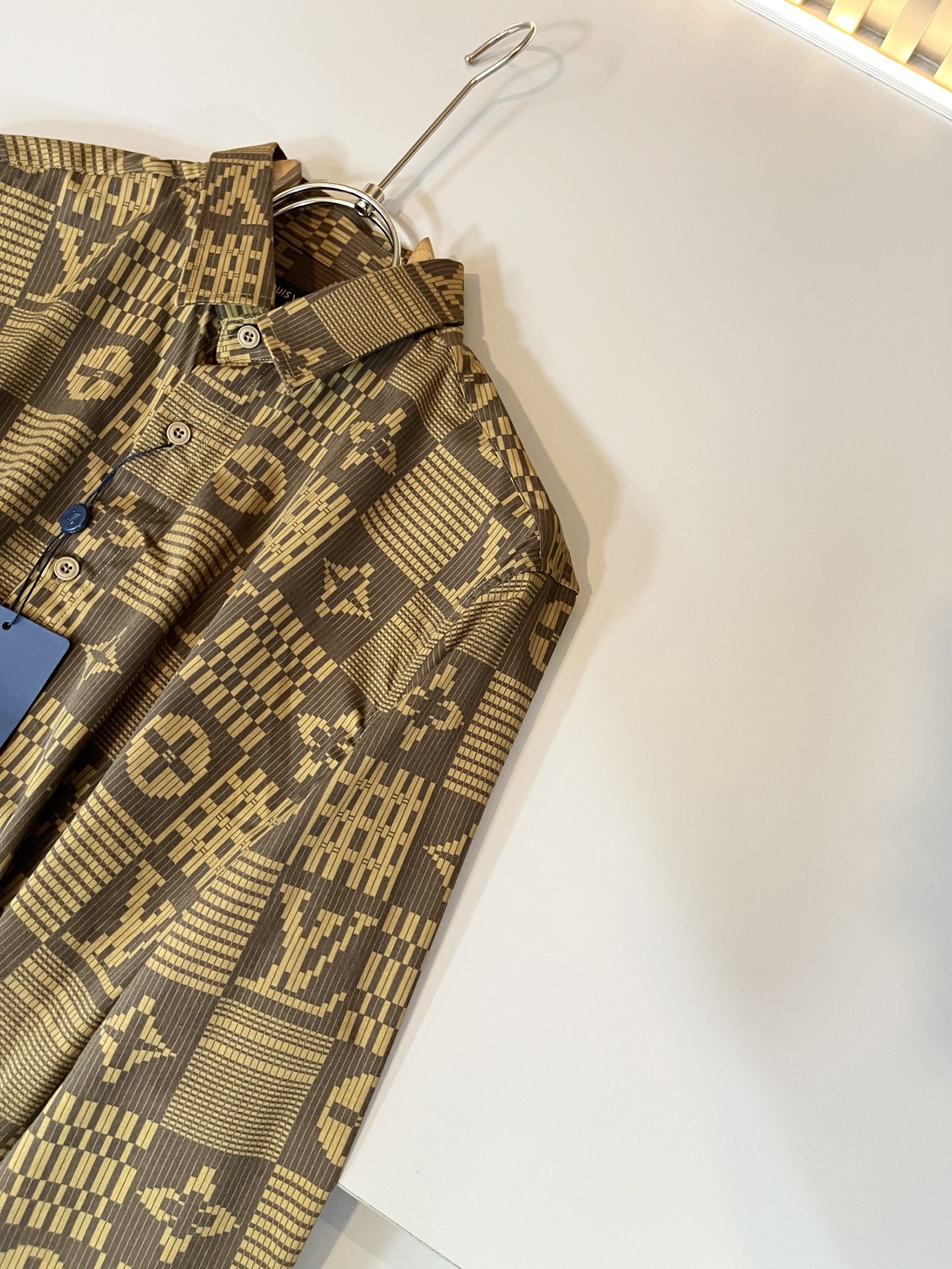 LouisVuitt*路易*登 2025秋季新品最新工艺男女同款👫翻领衬衣，独一无二超薄丝滑触感！！全景