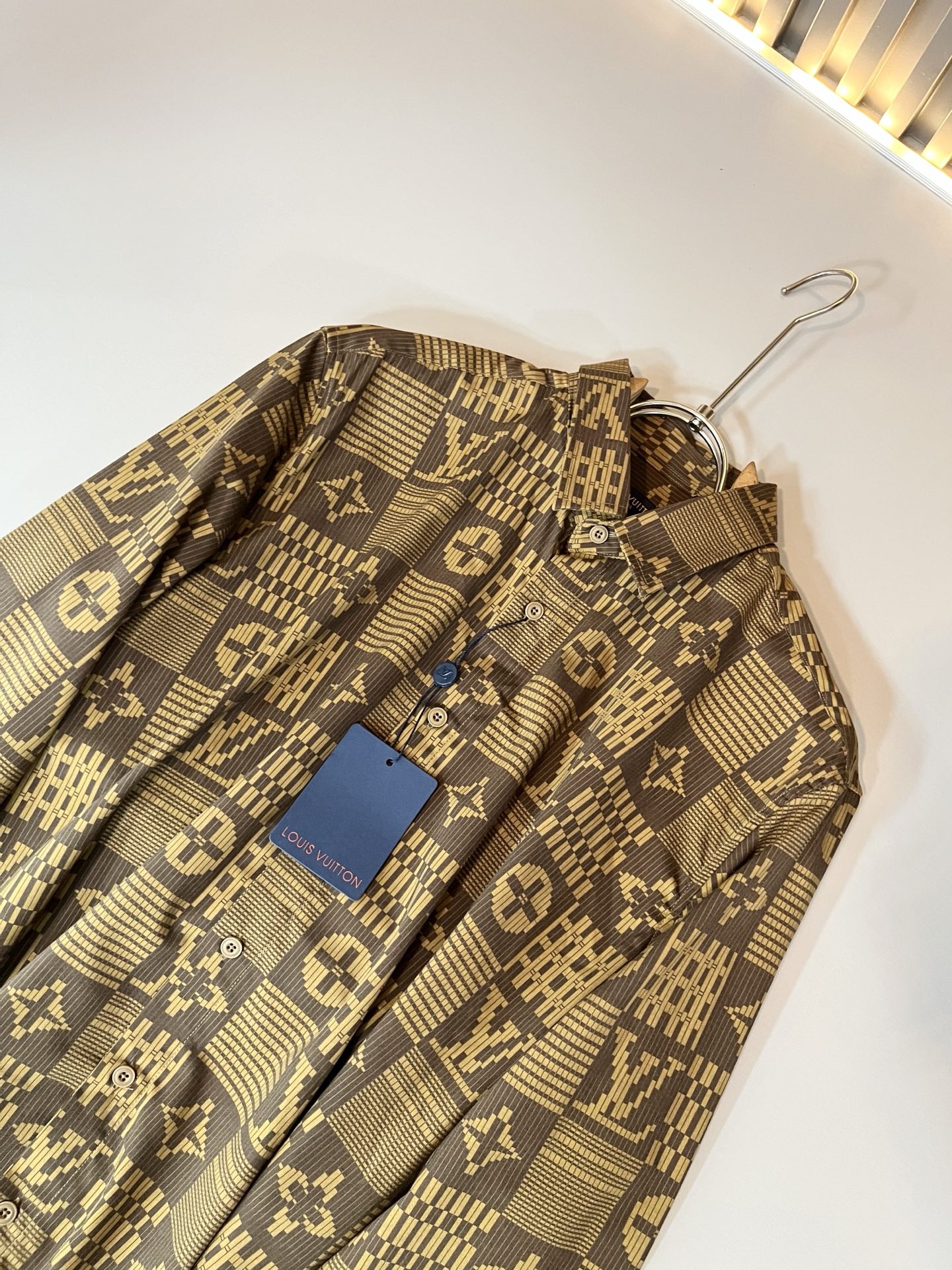 LouisVuitt*路易*登 2025秋季新品最新工艺男女同款👫翻领衬衣，独一无二超薄丝滑触感！！全景