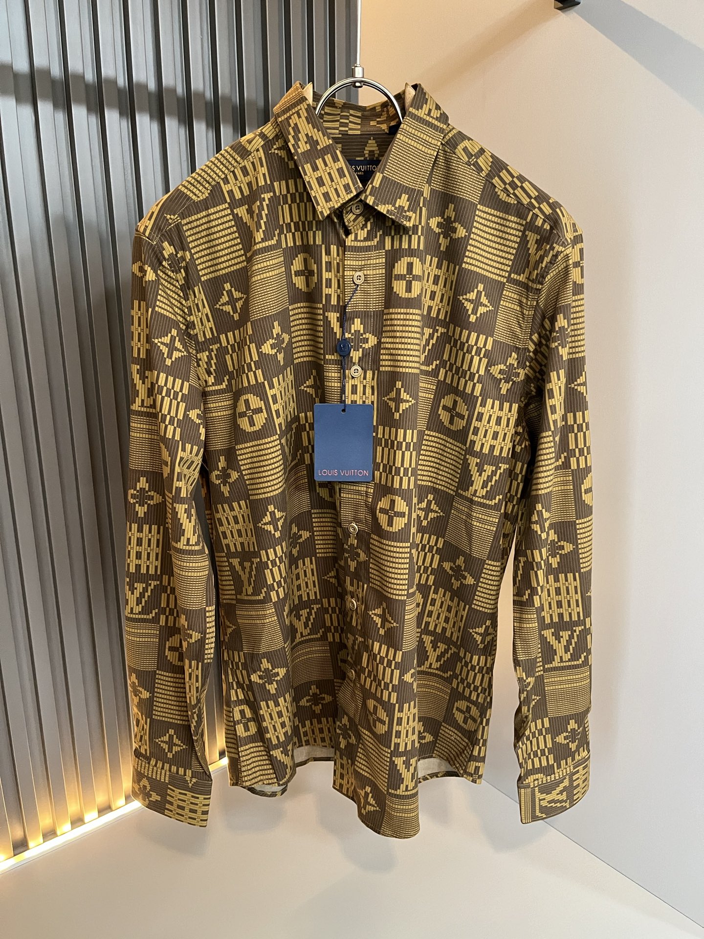 LouisVuitt*路易*登 2025秋季新品最新工艺男女同款👫翻领衬衣，独一无二超薄丝滑触感！！全景