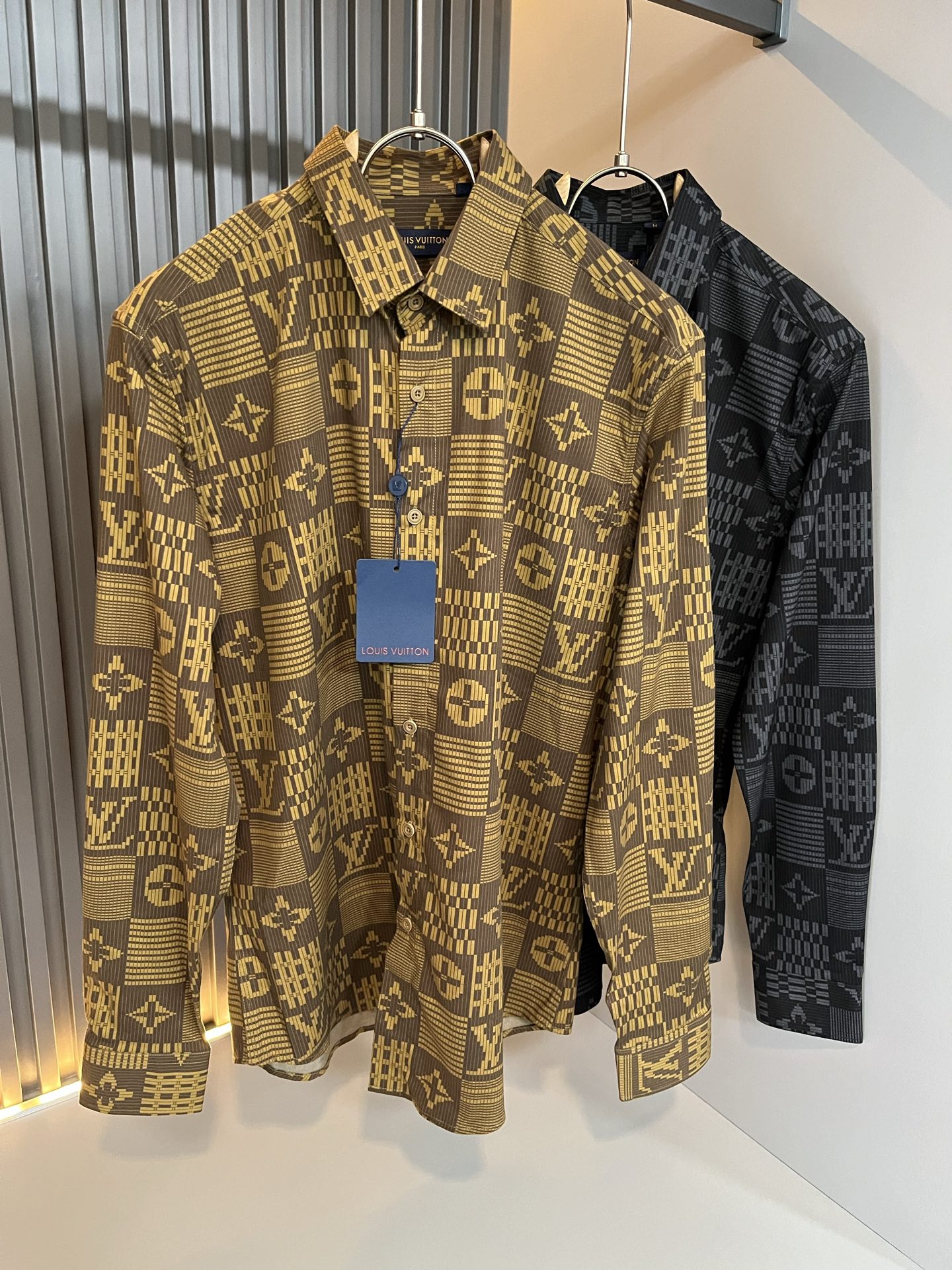 NO:530711,LouisVuitt*Louis*Deng 2025 autumn new product latest craftsmanship for men and women the same lapel shirt, unique ultra-thin silky and smooth touch!  !  Panoramic logo pattern printing design!  Represents the brand image, simple and comfortable style, high-end customized original exclusive poplin cotton fabric!  The solid color series is a very popular style. The simple styles are more diverse when worn. The seemingly simple styles are actually more time-consuming, light and breathable in fabrics and craftsmanship production. The cut style is a simple plain-colored small pointed-collar men's shirt. A shirt that every man should buy!  Size M-3XL, louis vuitton,louis vuitton,shirts,alexander wang19860909LouisVuitt*路易*登 2025秋季新品最新工艺男女同款翻领衬衣,独一无二超薄丝滑触感！！全景logo图案印花设计！代表品牌形象 简洁舒适的款式,高端定制原版专属府绸棉面料 ！纯色系列更是大家非常喜爱款,简约的款式穿搭起来更加的多样化.看似简单的款式,其实在面料以及工艺制作上更费时速干轻薄透气,裁剪时尚版型,简约式素色小尖领男士衬衣,每一个男士都应该入手的衬衫！尺码M-3XL,,louis vuitton,louis vuitton,shirts,alexander wang,Men's clothing